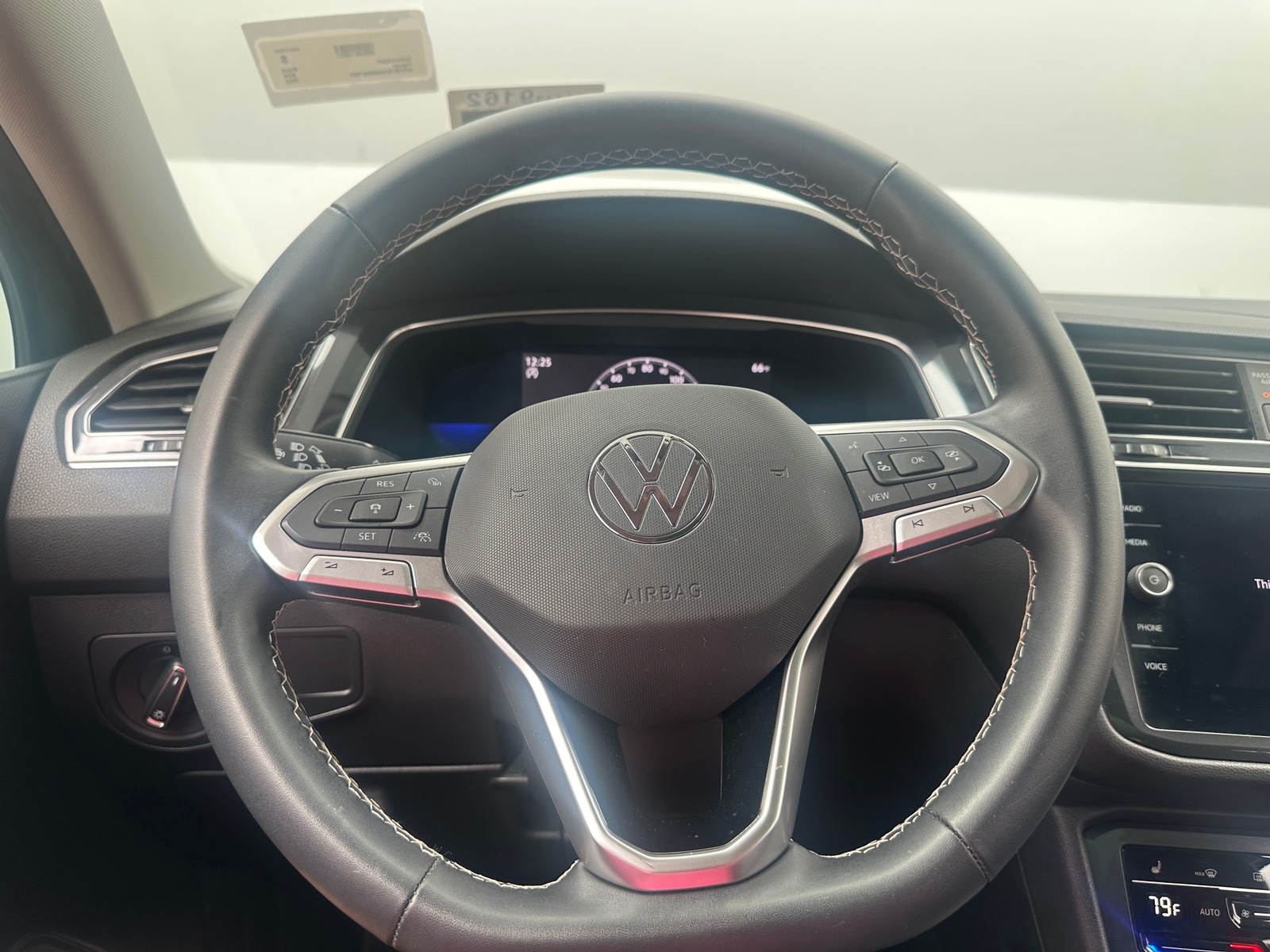 Thumbnail: 2022 Volkswagen Tiguan - 4