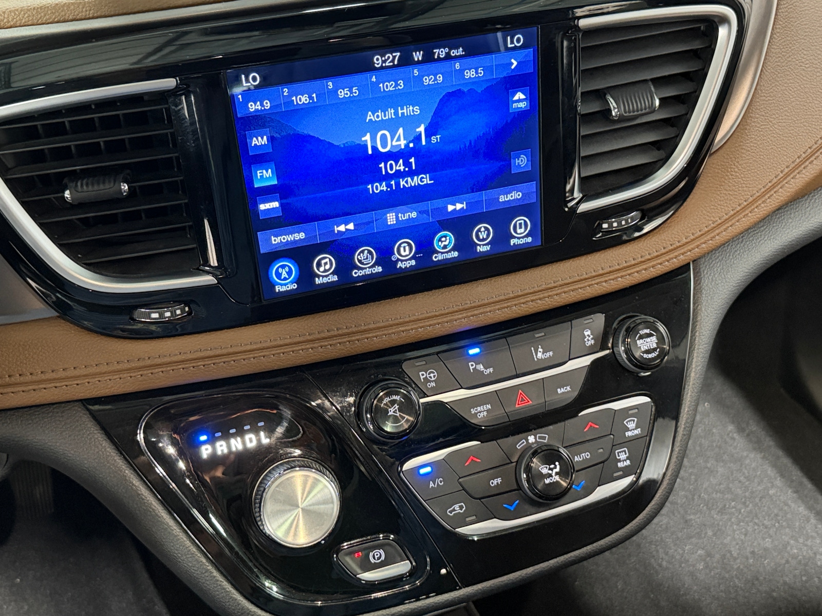 Thumbnail: 2017 Chrysler Pacifica - 3
