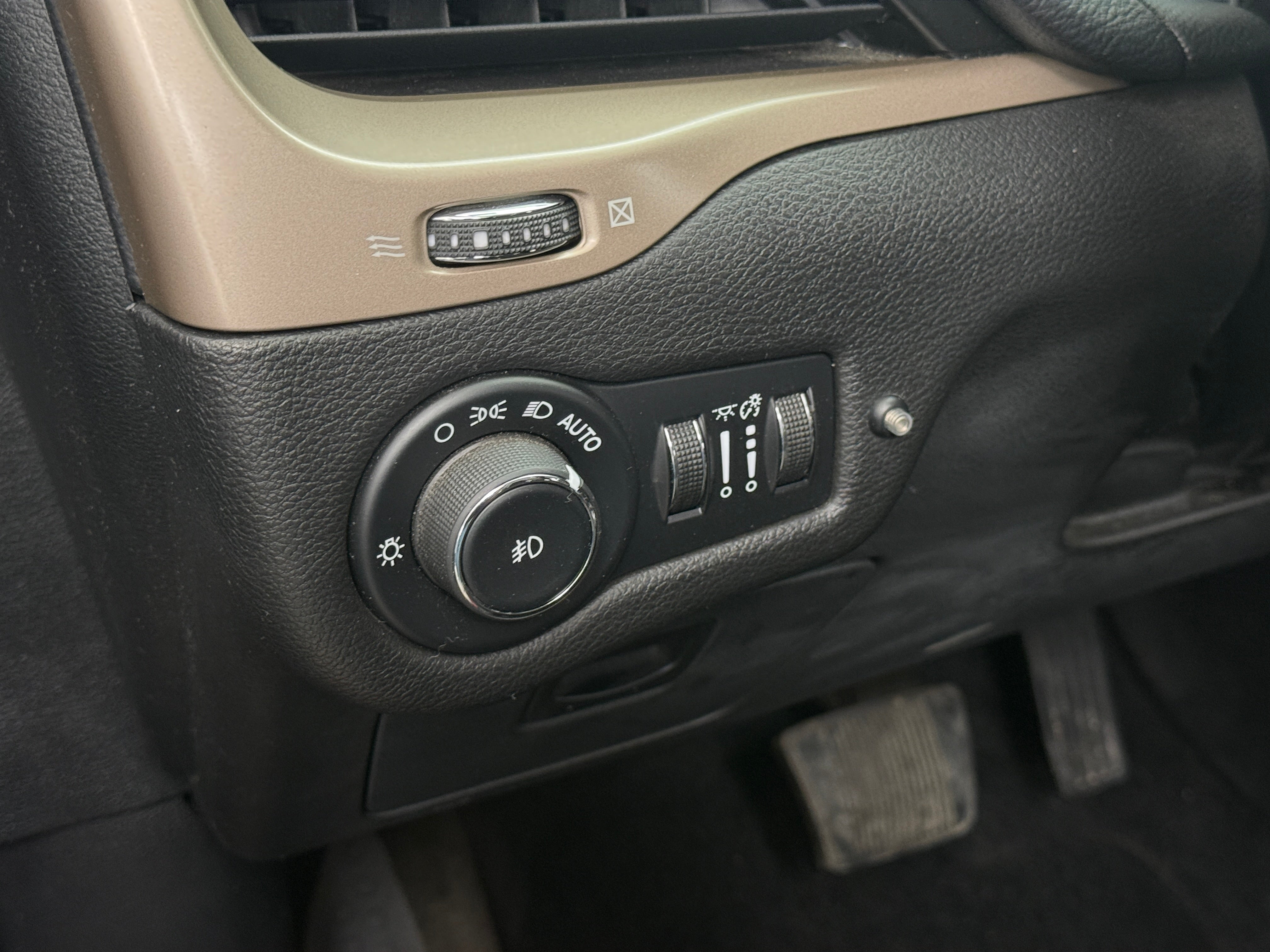 Used 2015 Jeep Cherokee Latitude with VIN 1C4PJMCS5FW773889 for sale in Colonial Heights, VA