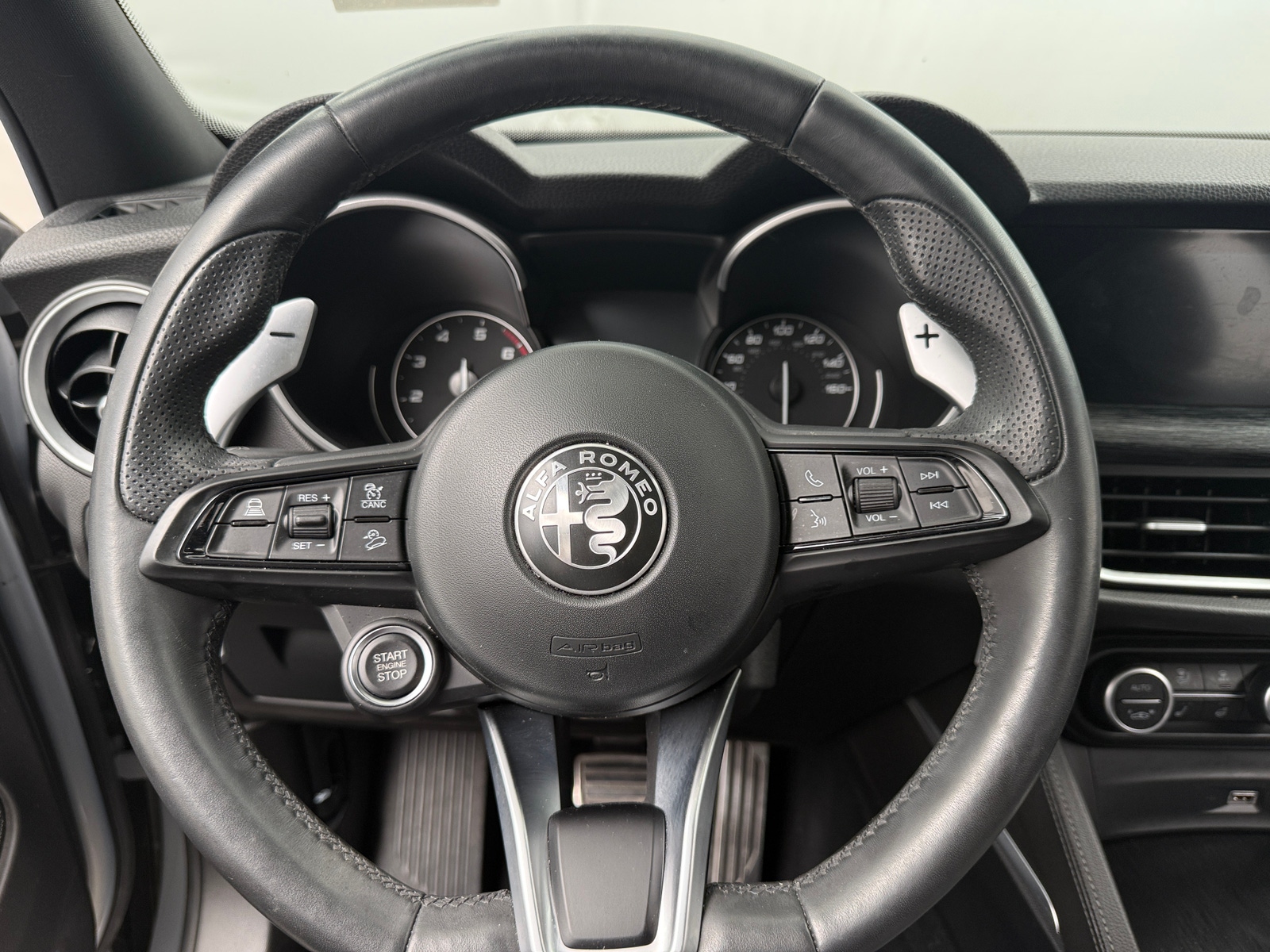 Thumbnail: 2023 Alfa Romeo Stelvio - 4