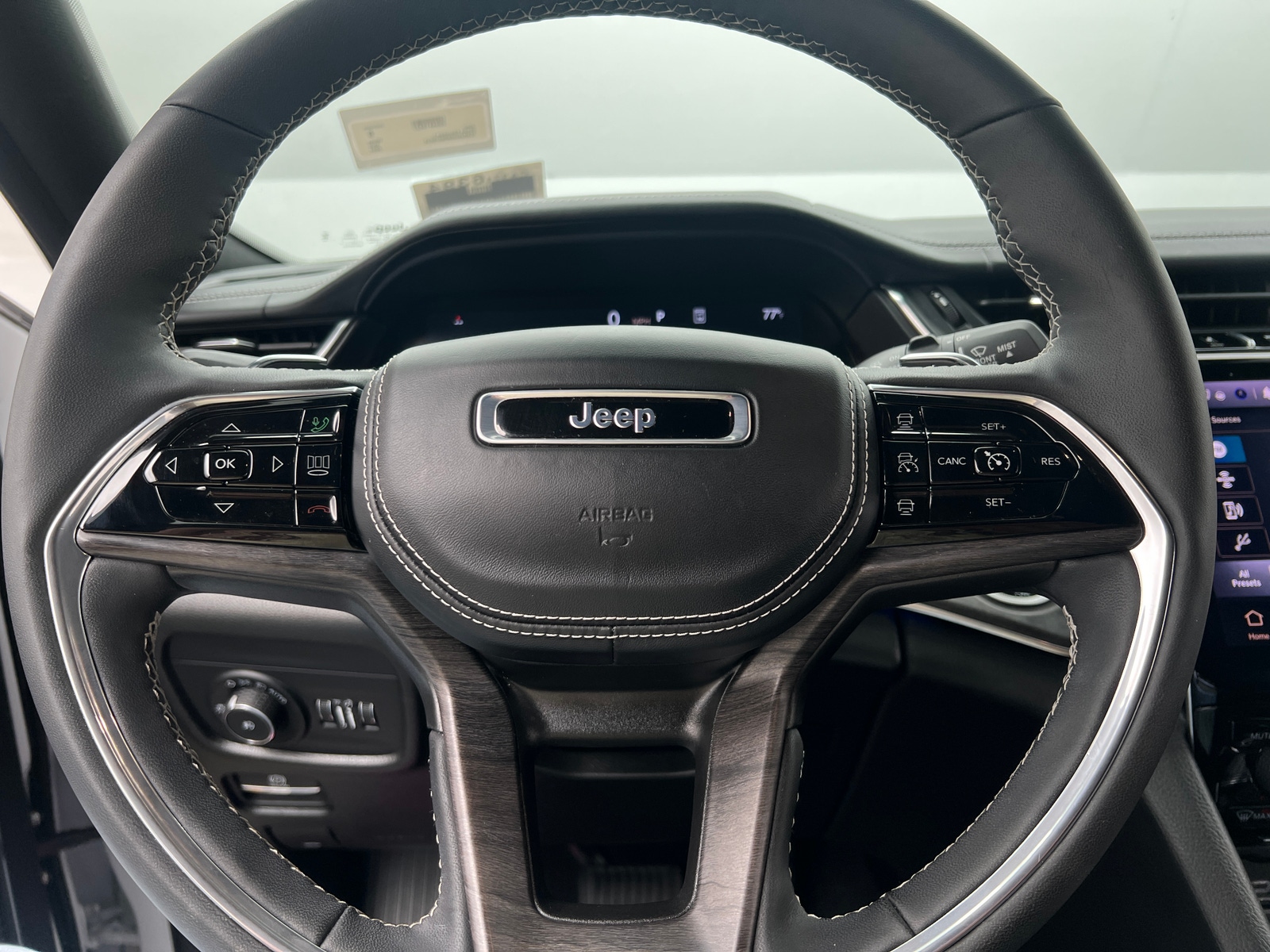 Thumbnail: 2024 Jeep Grand Cherokee L - 4