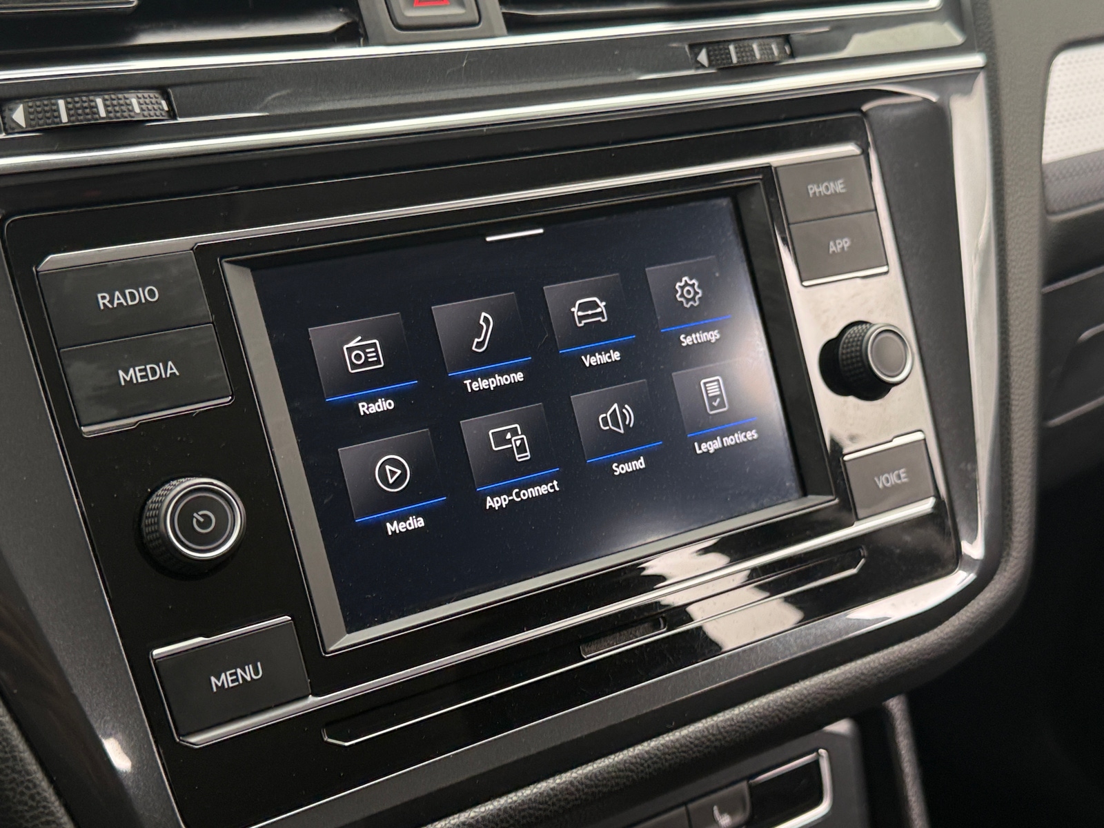 Thumbnail: 2023 Volkswagen Tiguan - 4