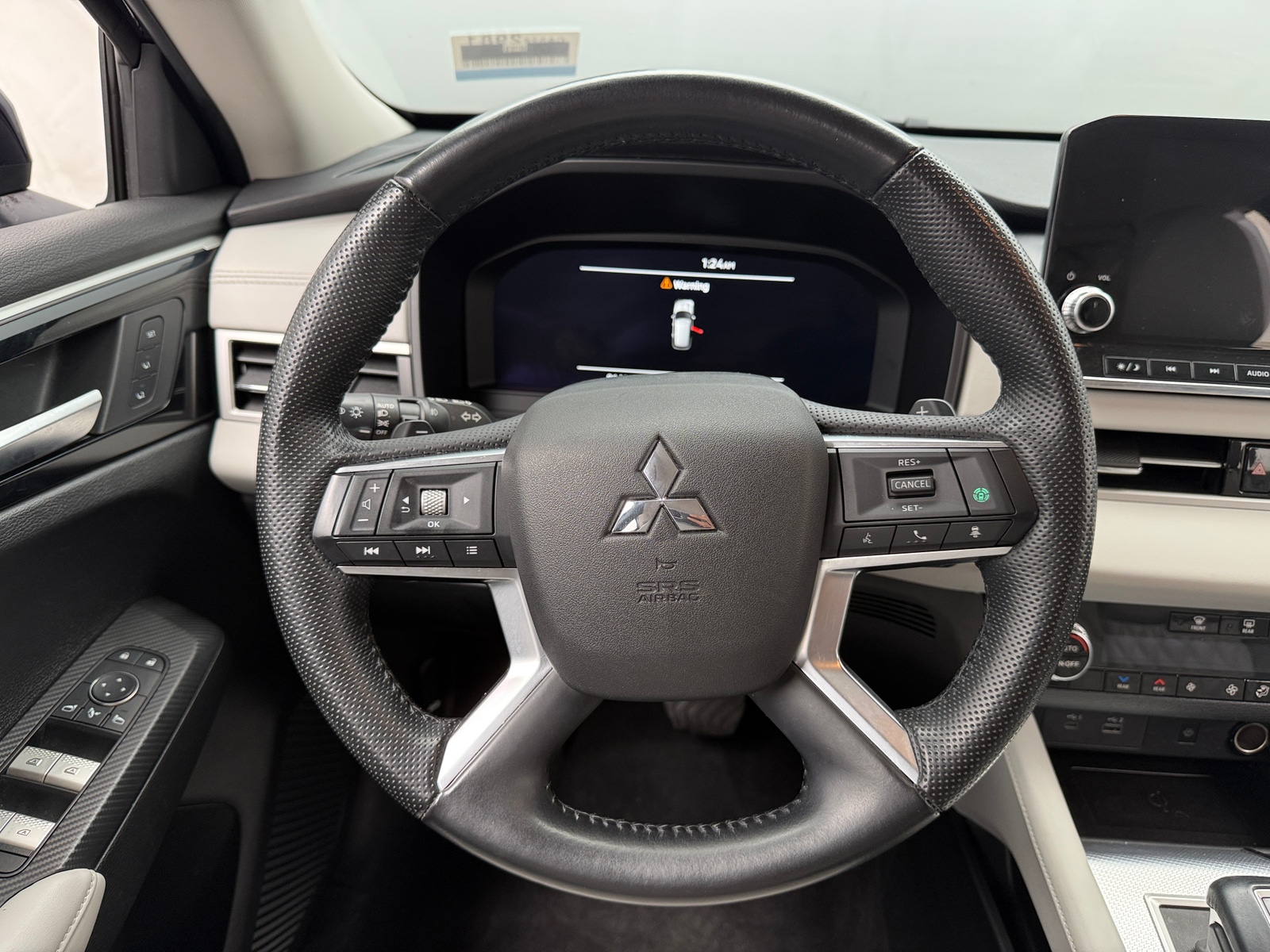 Thumbnail: 2024 Mitsubishi Outlander - 4