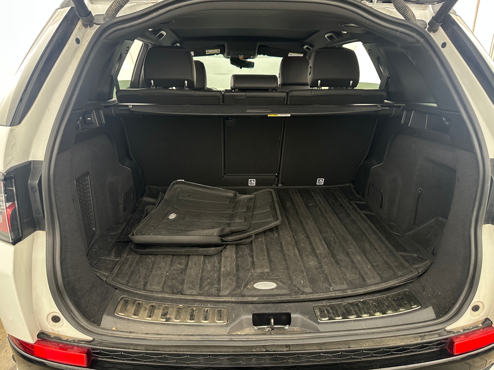 Thumbnail: 2022 Land Rover Discovery Sport - 6