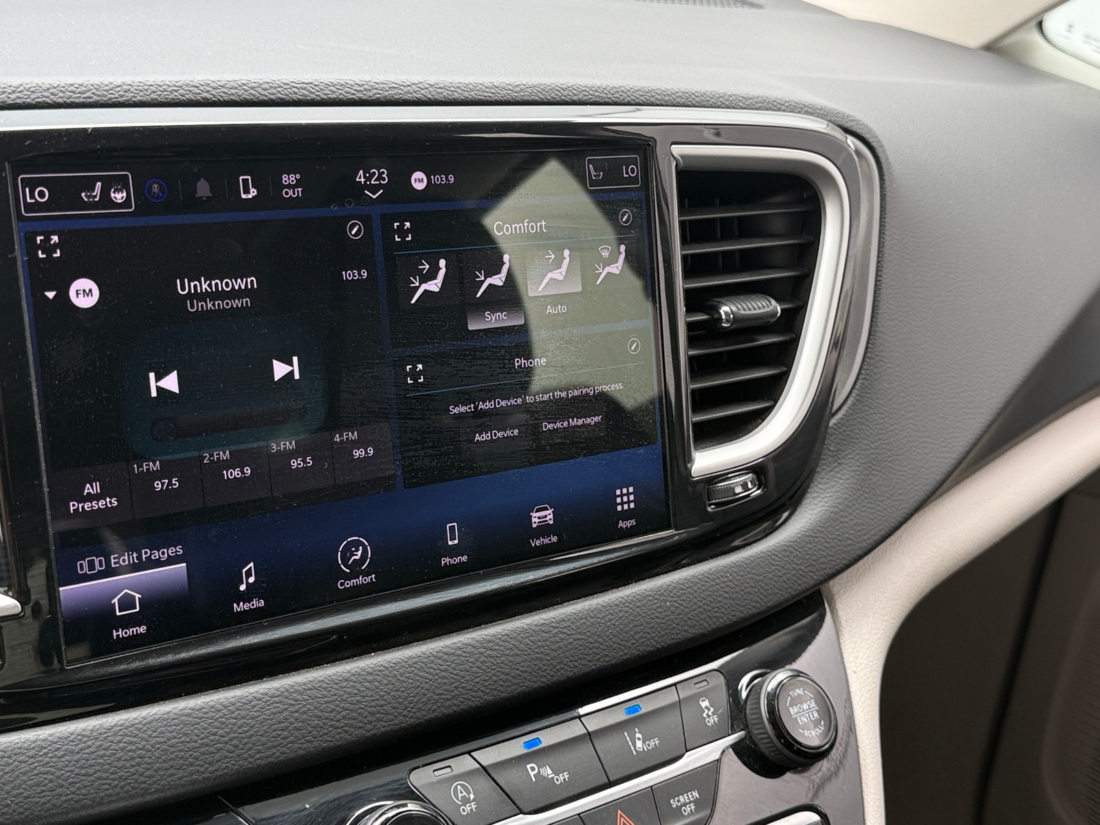 Thumbnail: 2023 Chrysler Pacifica - 3