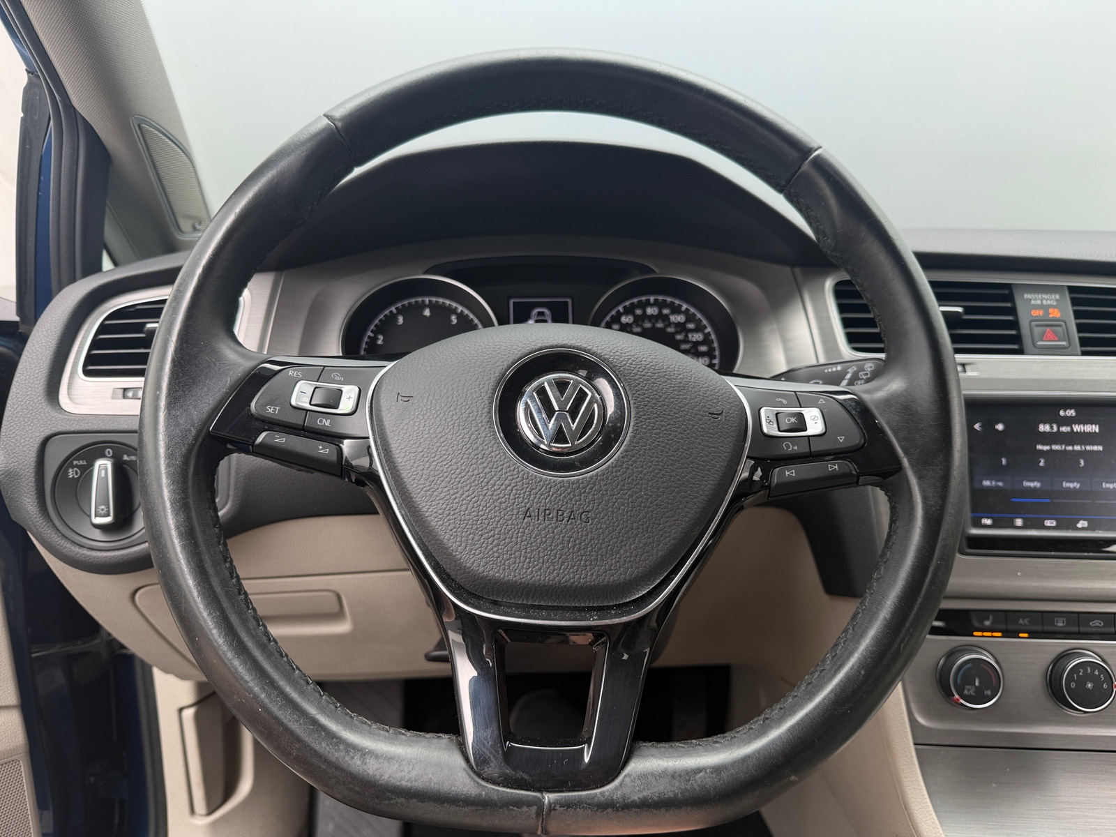Thumbnail: 2017 Volkswagen e-Golf - 5