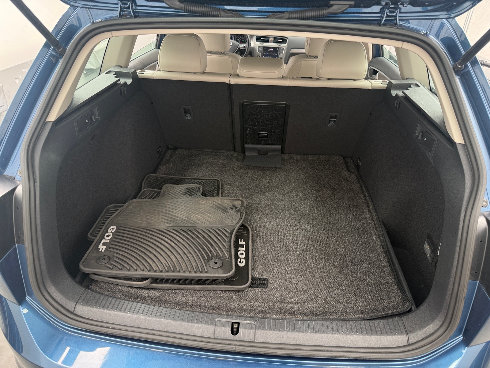 Thumbnail: 2017 Volkswagen e-Golf - 7