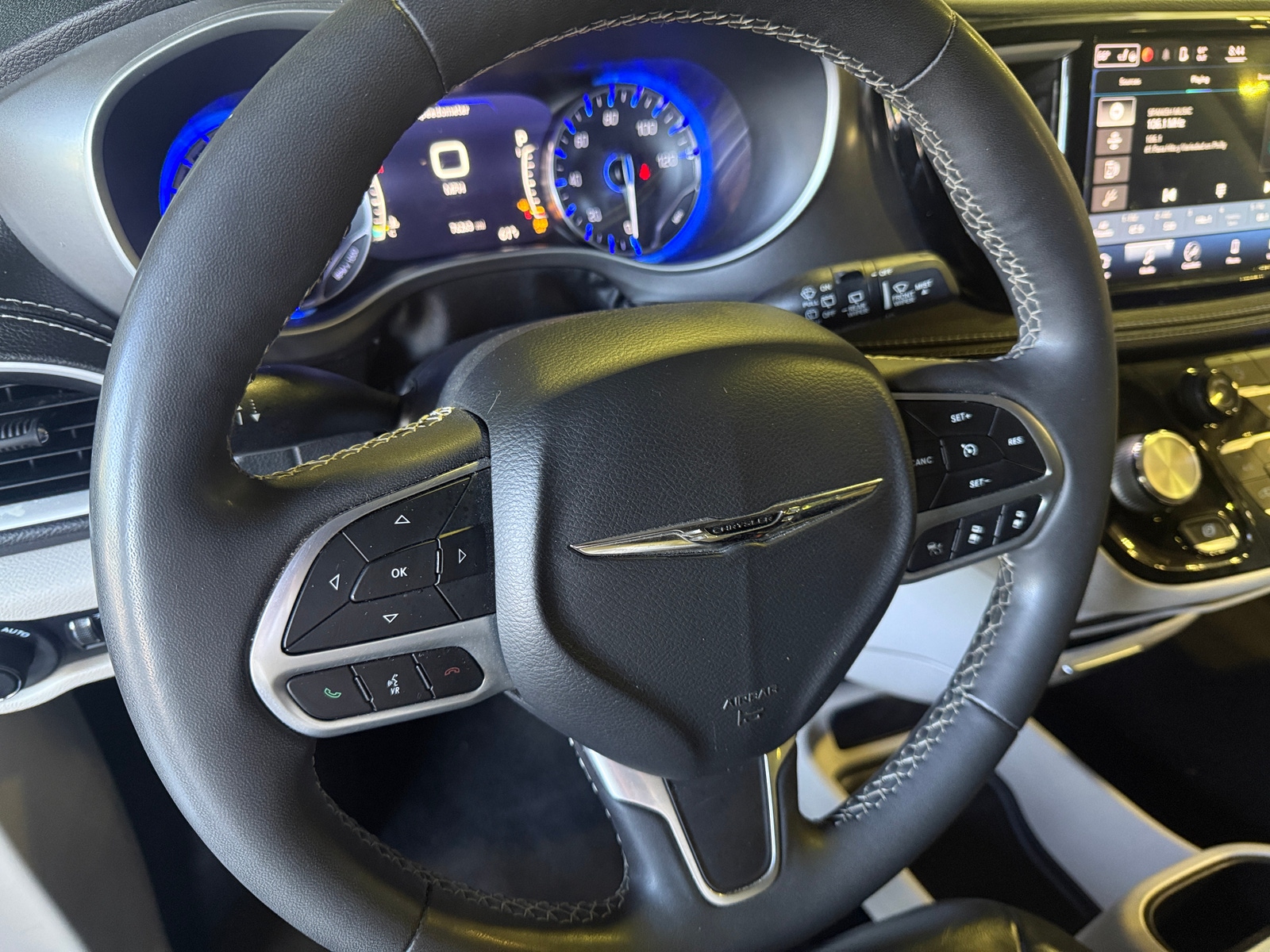 Thumbnail: 2022 Chrysler Pacifica - 4
