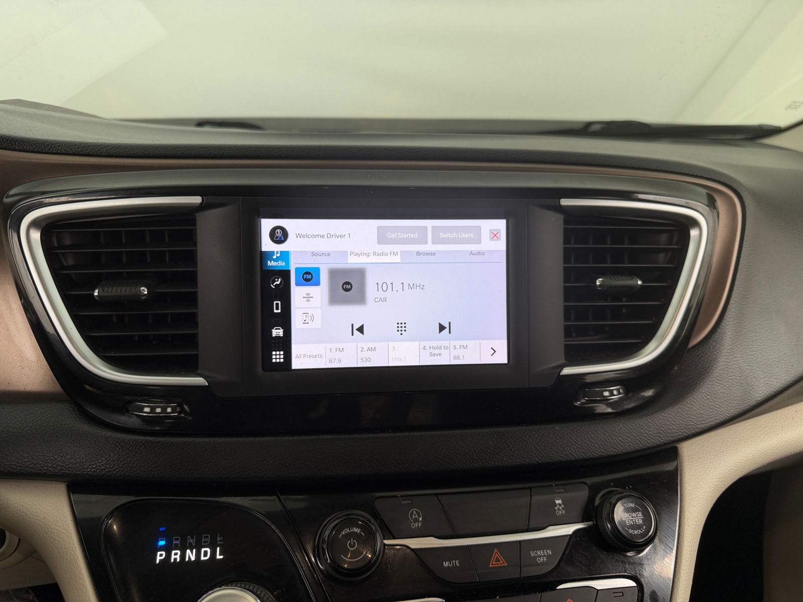 Thumbnail: 2022 Chrysler Voyager - 4
