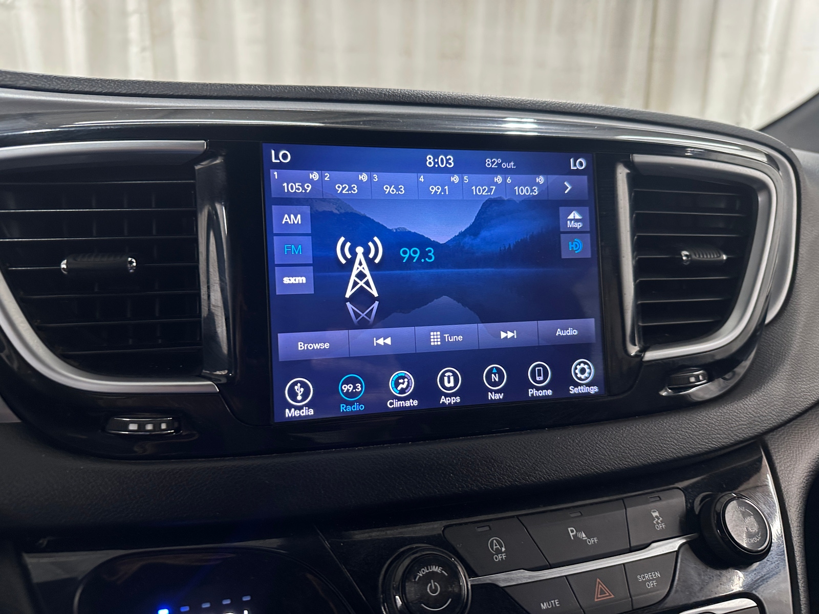 Thumbnail: 2018 Chrysler Pacifica - 4