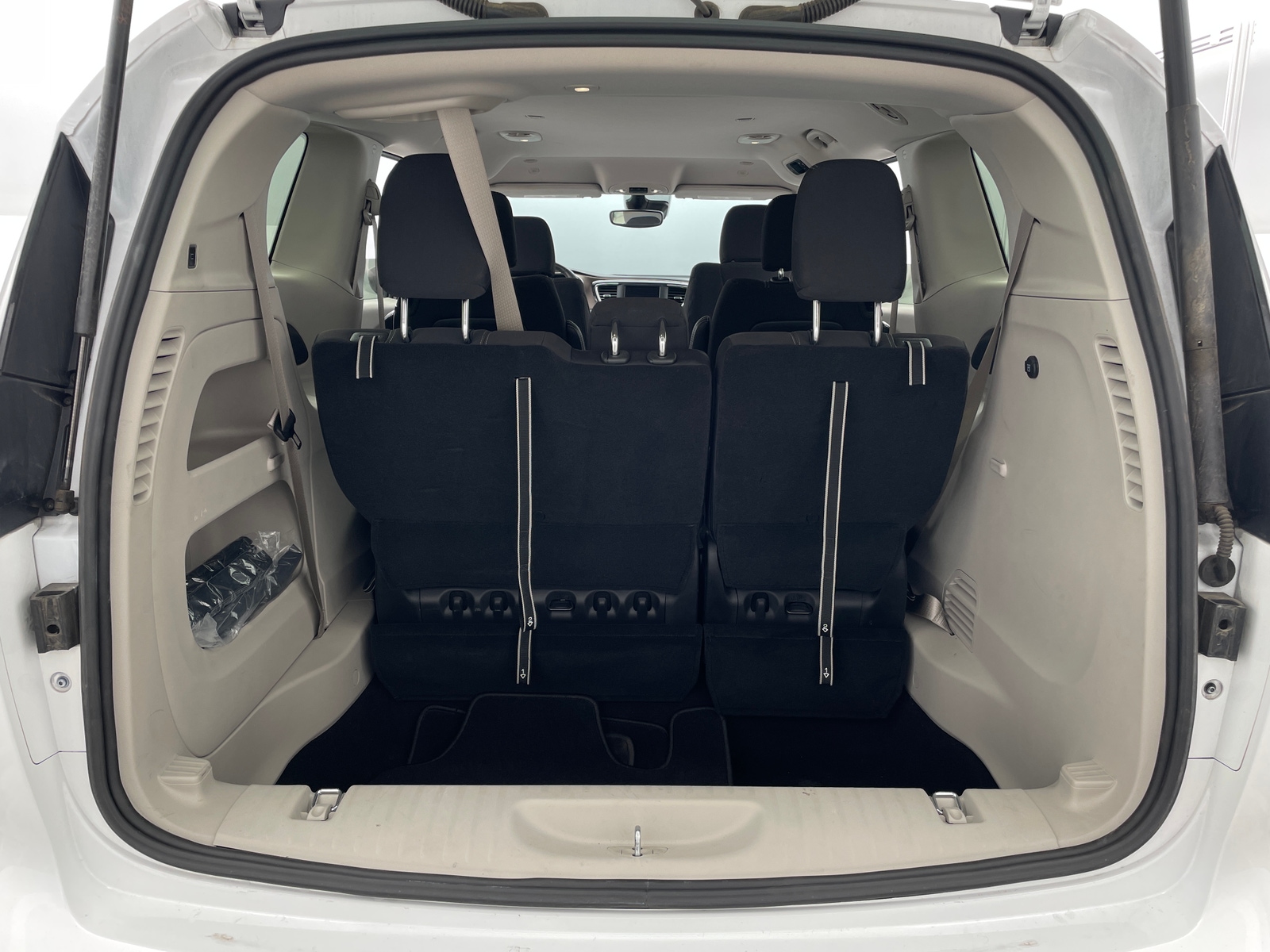 Thumbnail: 2023 Chrysler Voyager - 7