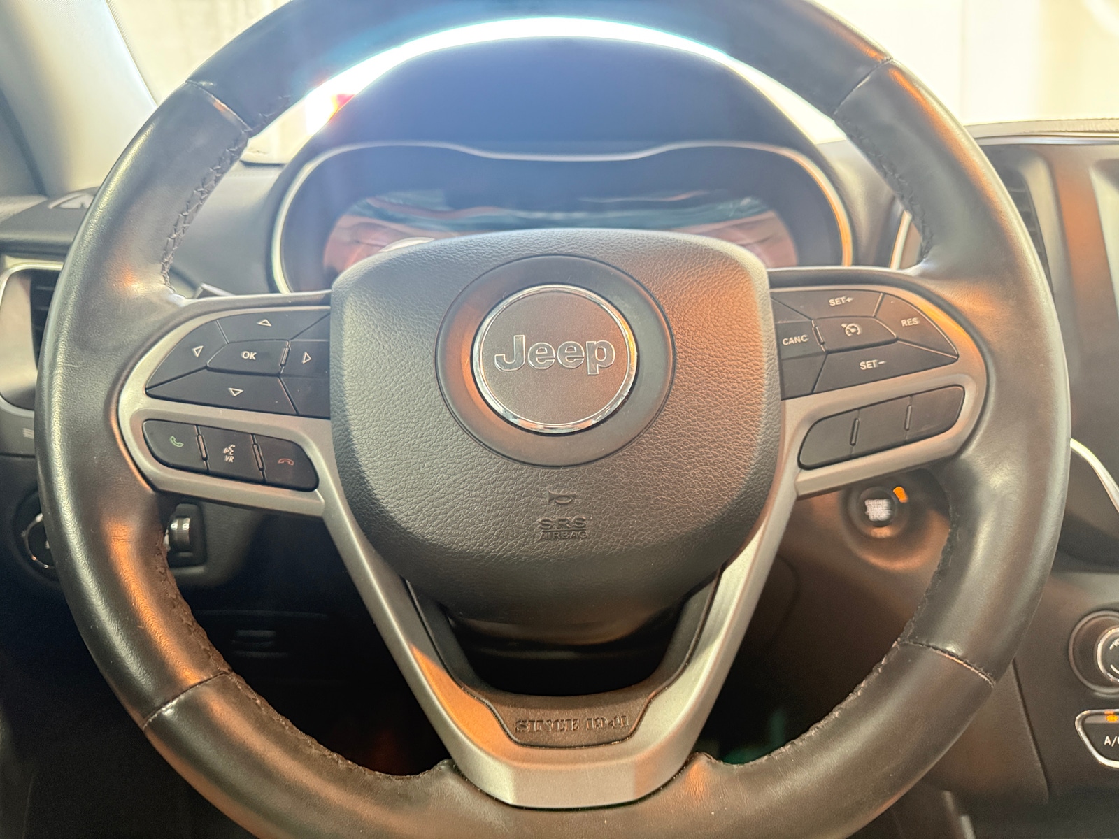 Thumbnail: 2019 Jeep Cherokee - 5
