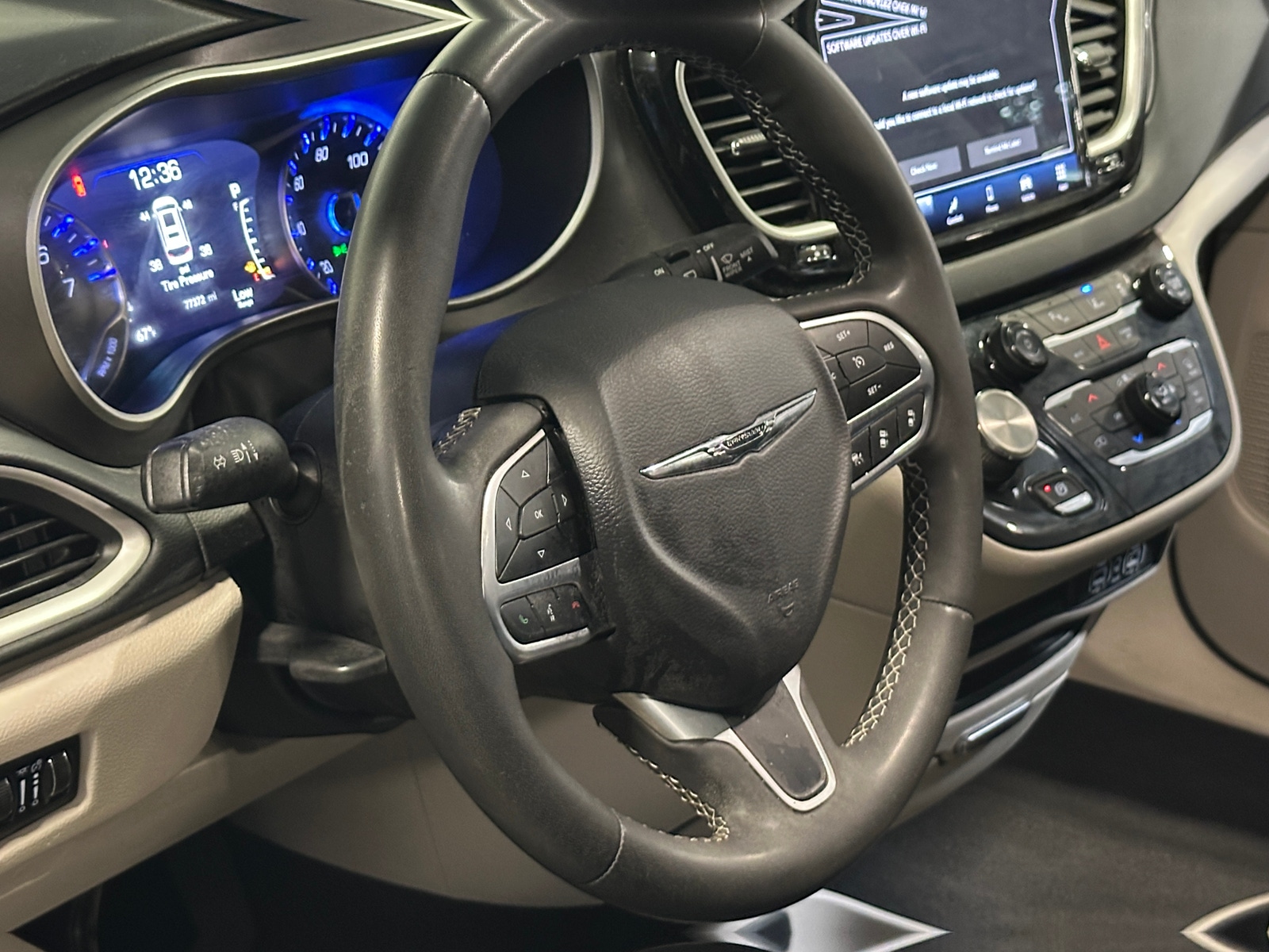 Thumbnail: 2023 Chrysler Pacifica - 4