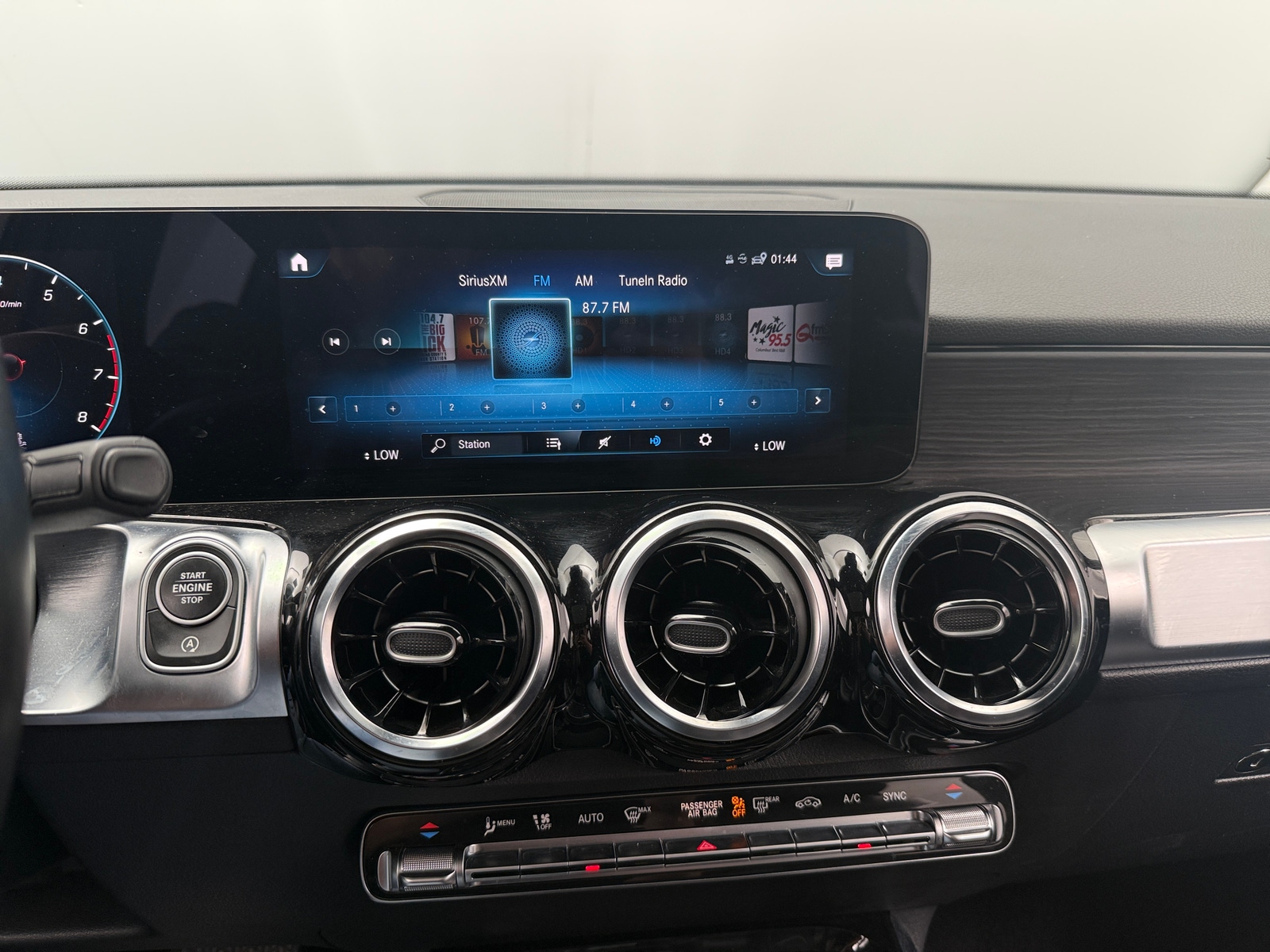 Thumbnail: 2023 Mercedes-Benz GLB - 3