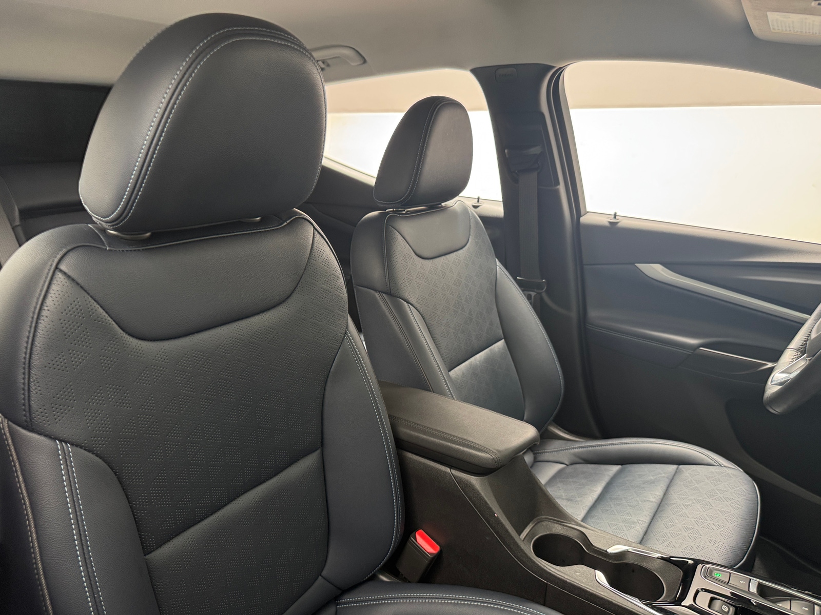 Thumbnail: 2023 Chevrolet Bolt EUV - 2