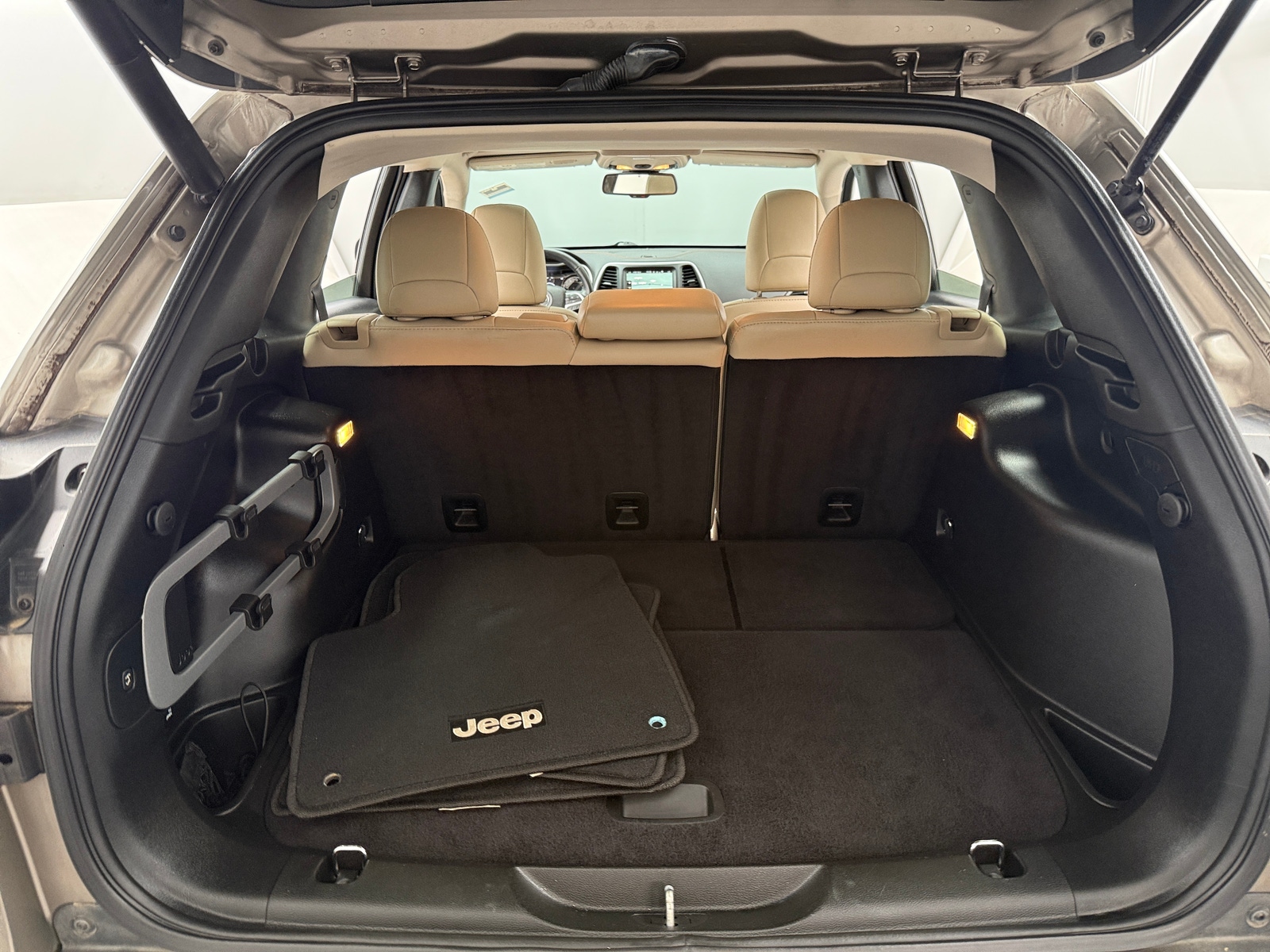 Thumbnail: 2017 Jeep Cherokee - 6