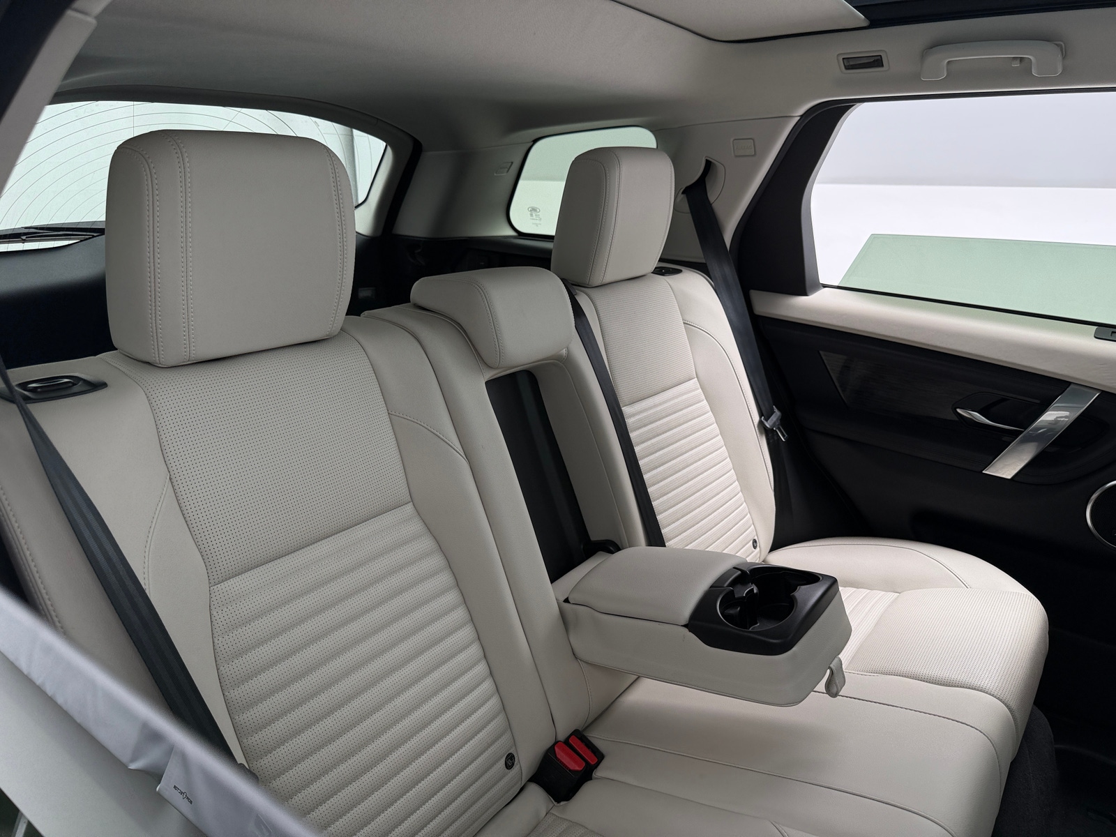 Thumbnail: 2023 Land Rover Discovery Sport - 5