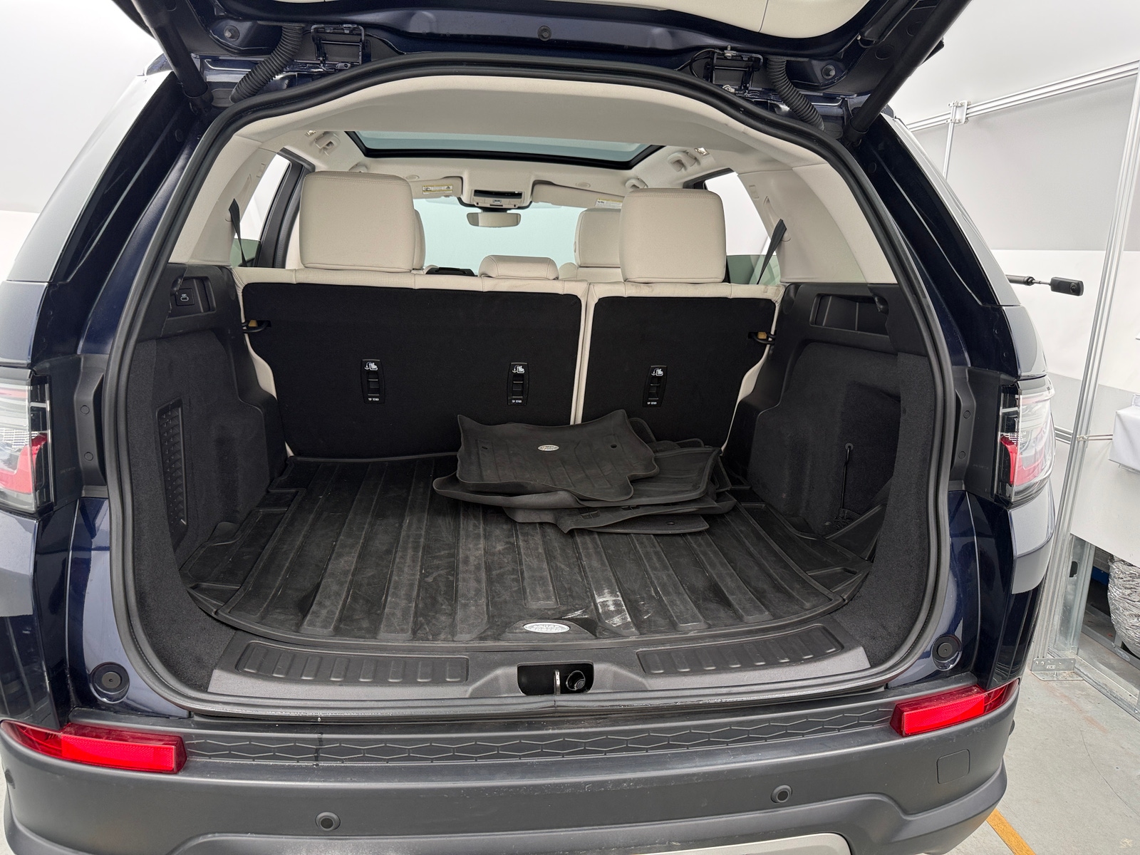 Thumbnail: 2023 Land Rover Discovery Sport - 6