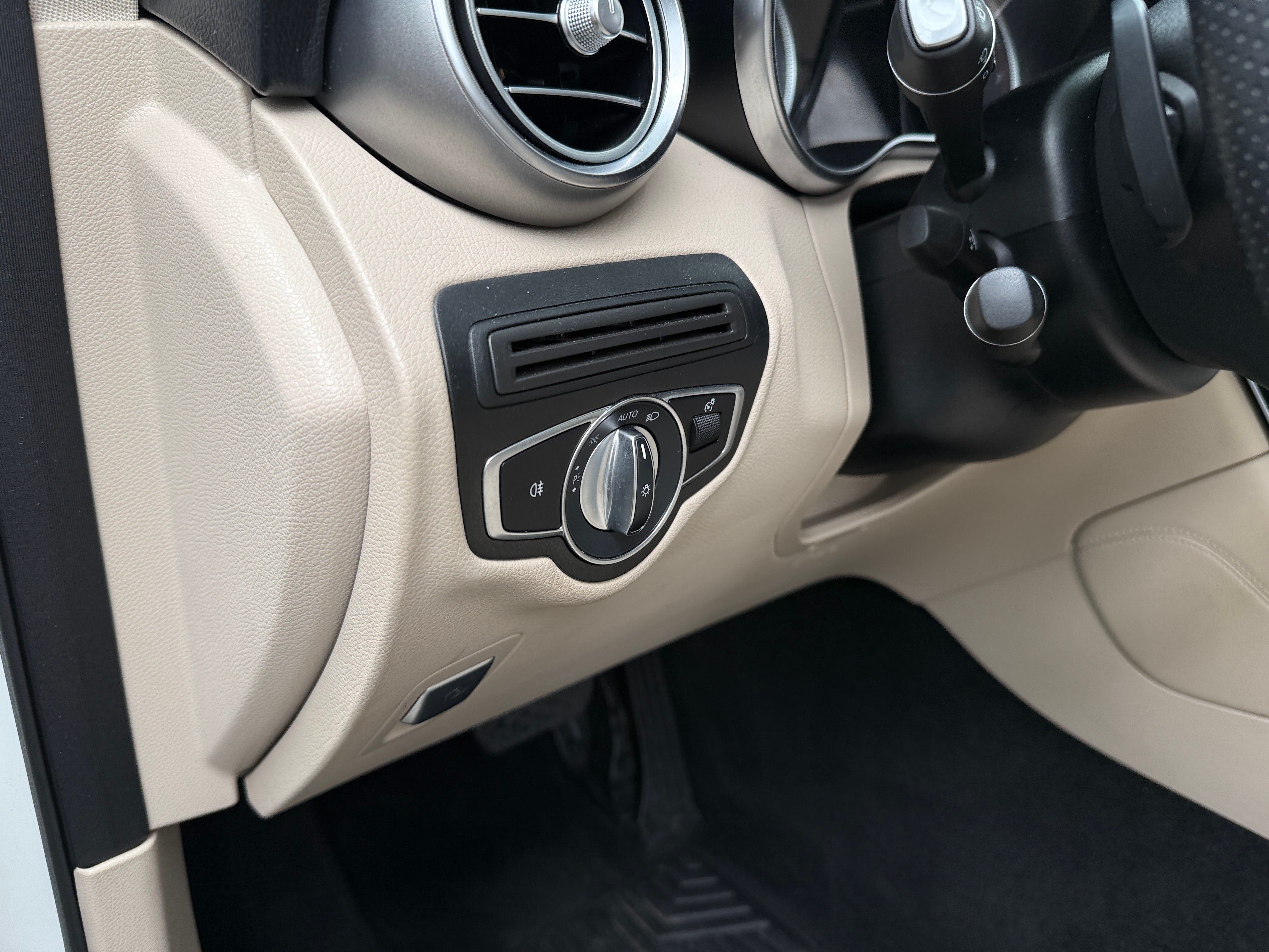 2019 Mercedes-Benz GLC GLC300 - Photo 2