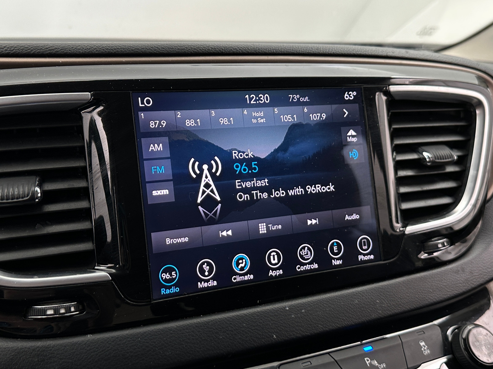 Thumbnail: 2018 Chrysler Pacifica - 3