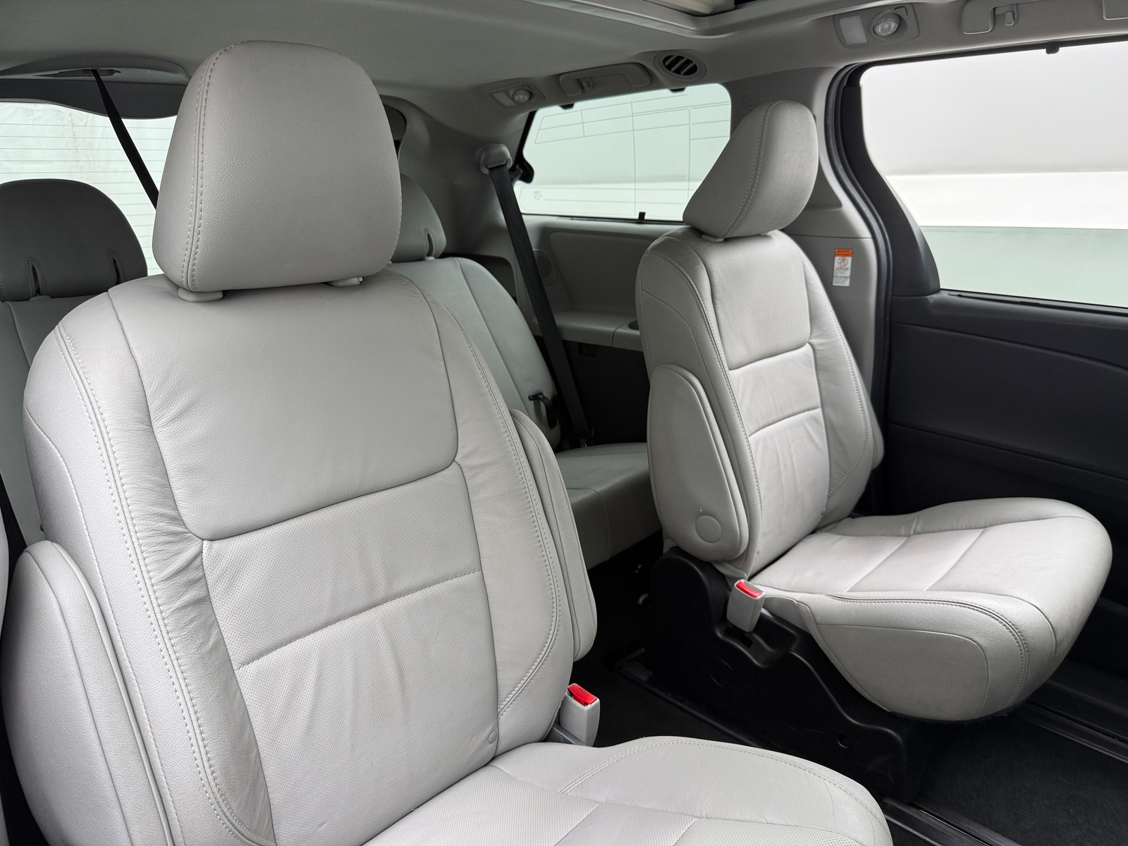 Thumbnail: 2017 Toyota Sienna - 6