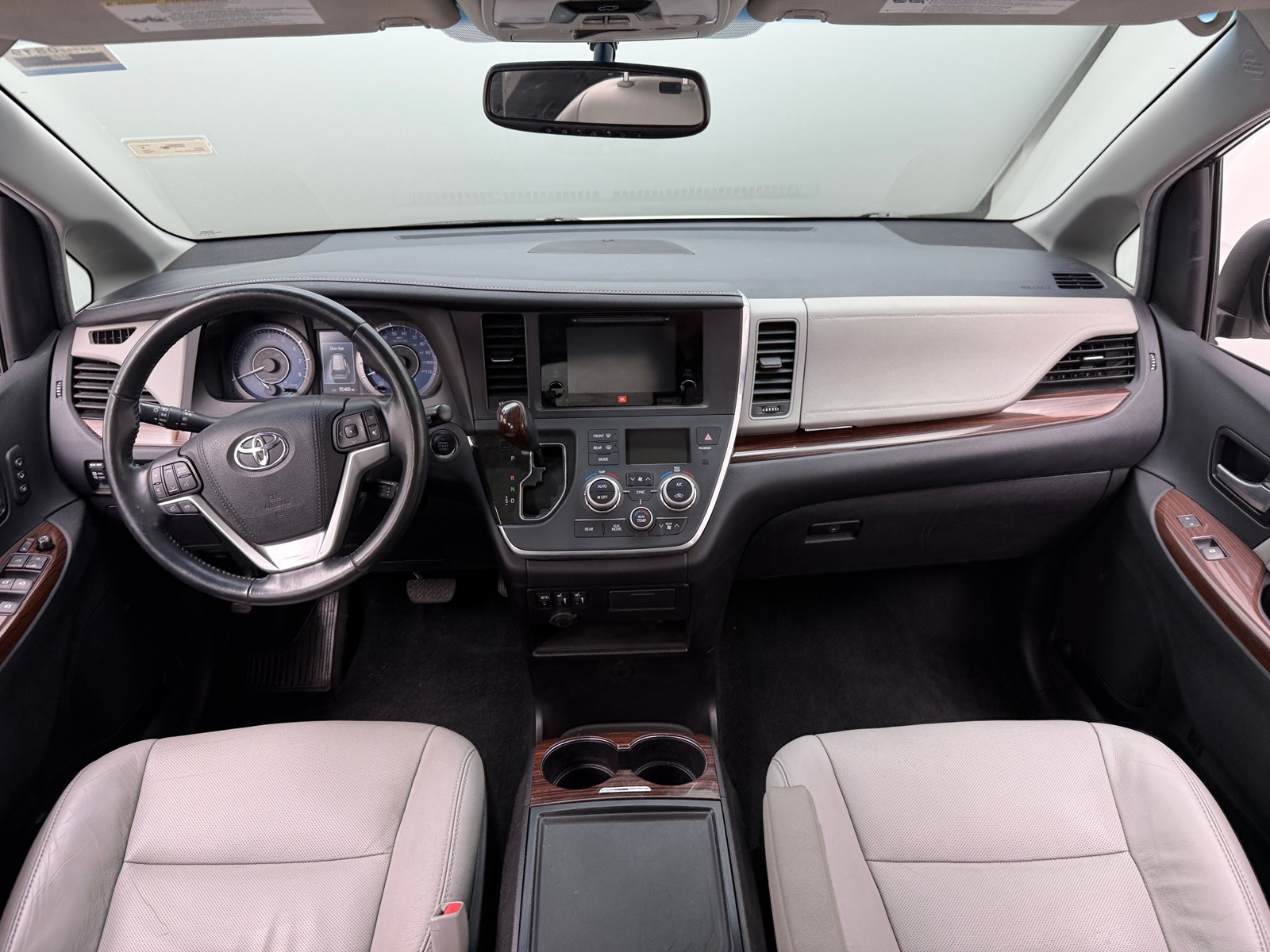 Thumbnail: 2017 Toyota Sienna - 3