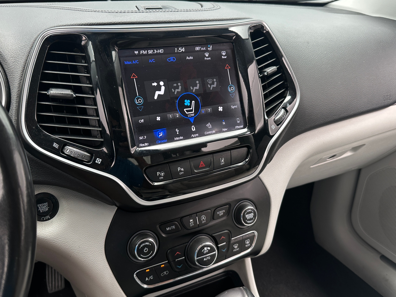 Thumbnail: 2019 Jeep Cherokee - 3