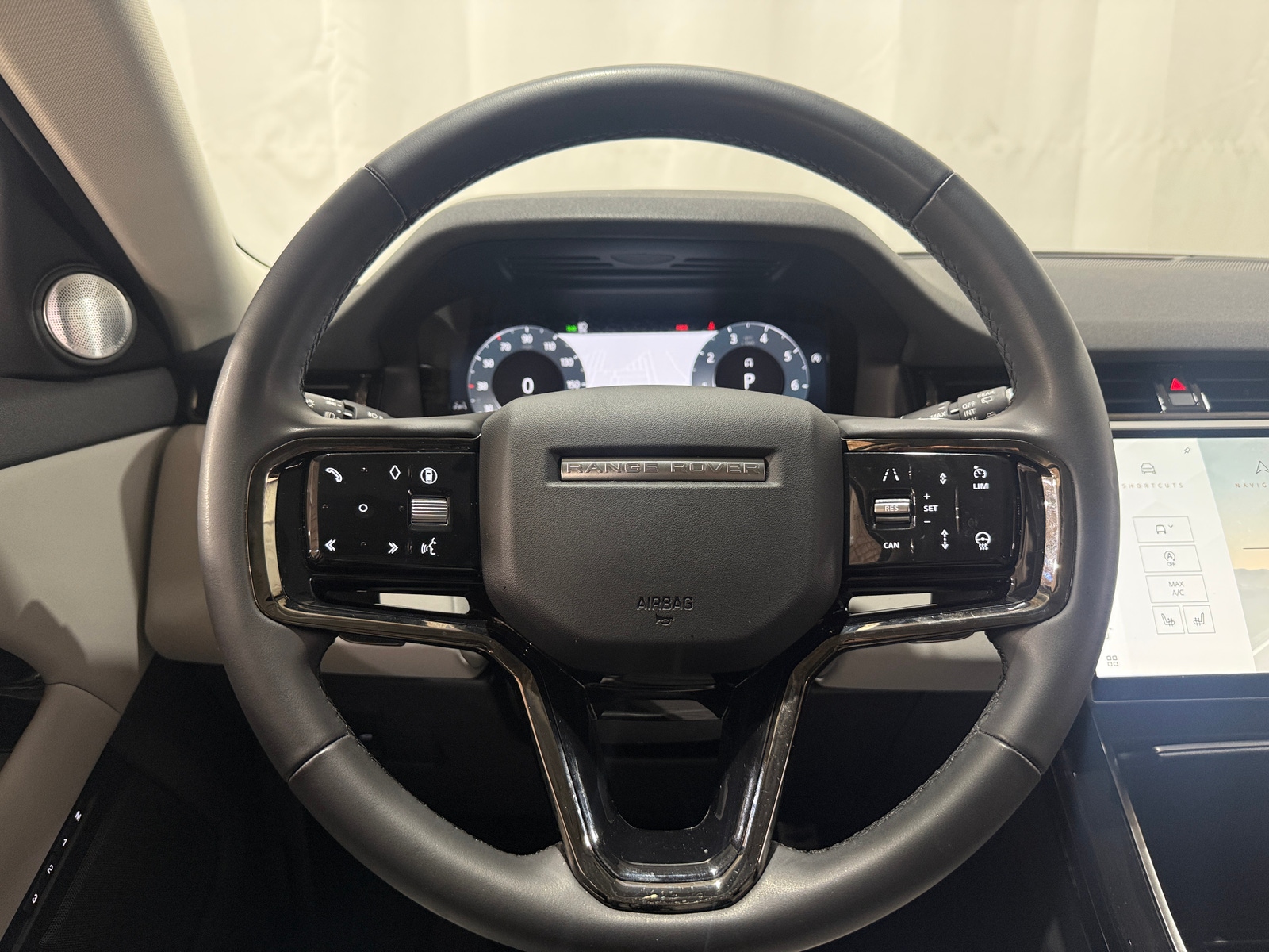 Thumbnail: 2025 Land Rover Range Rover Evoque - 4
