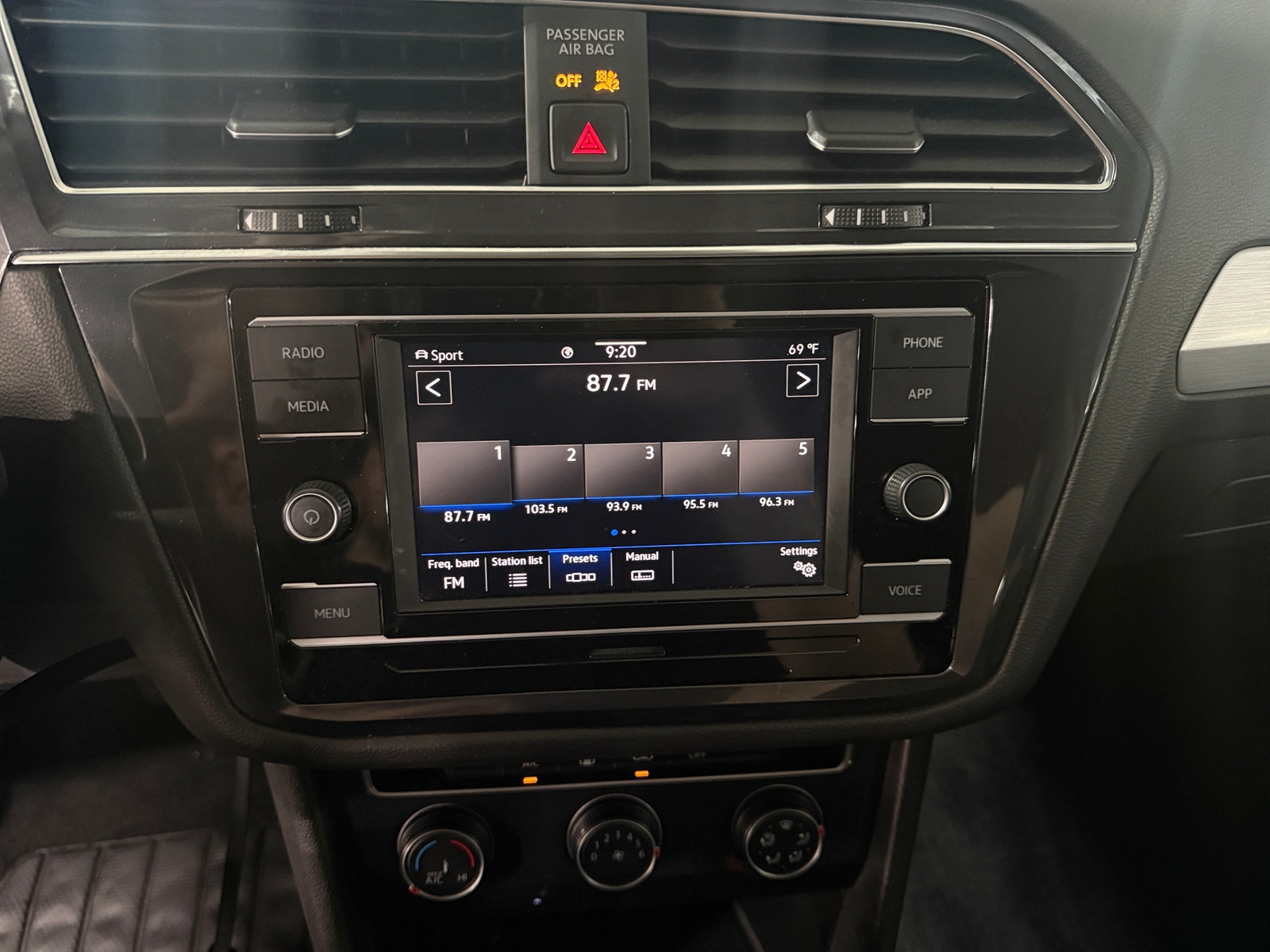 Thumbnail: 2021 Volkswagen Tiguan - 4