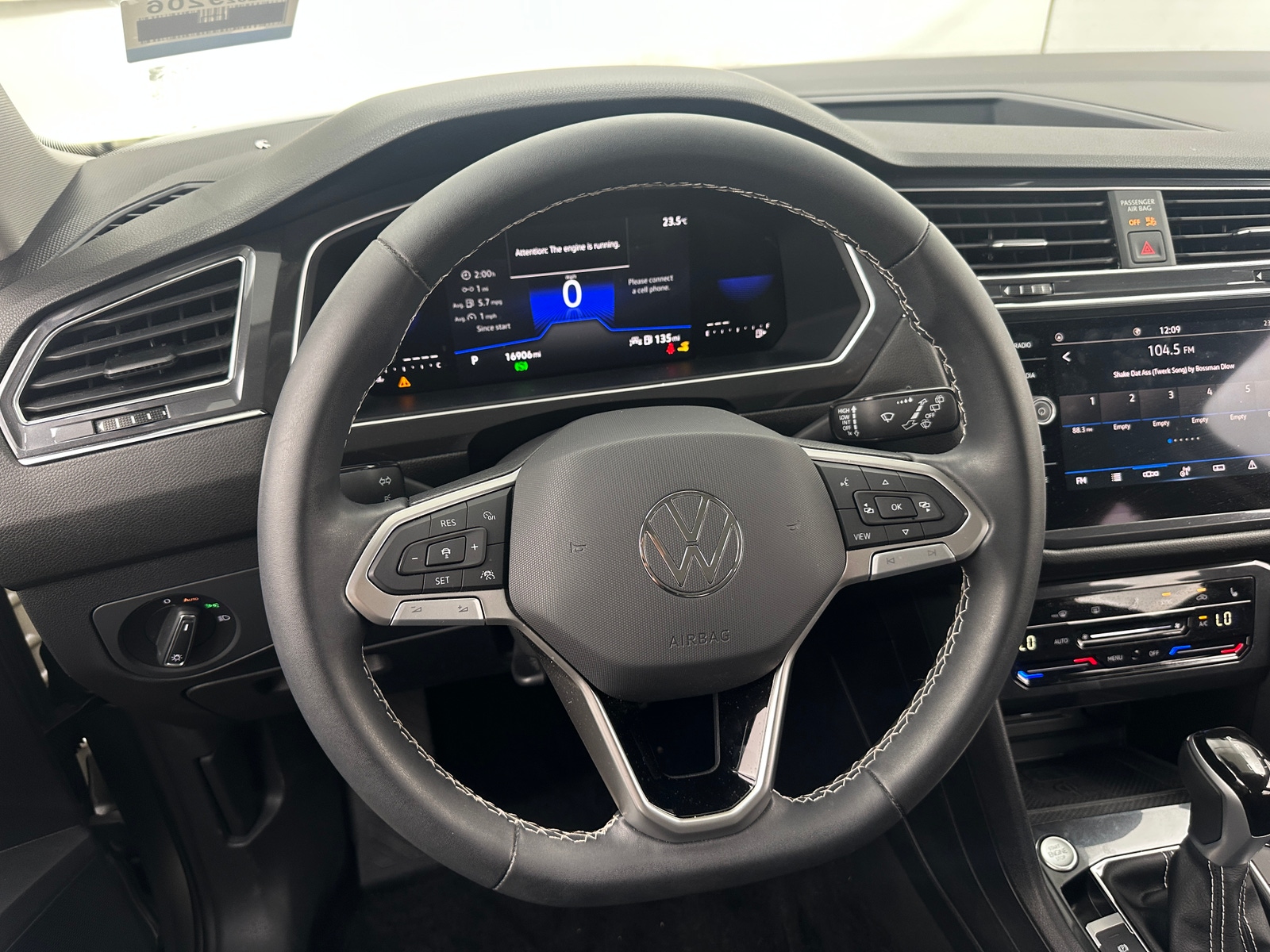 Thumbnail: 2023 Volkswagen Tiguan - 4