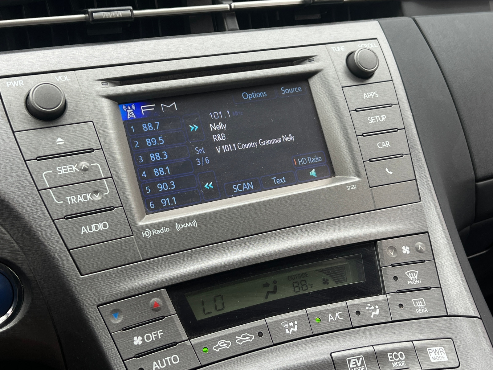 Thumbnail: 2015 Toyota Prius - 4
