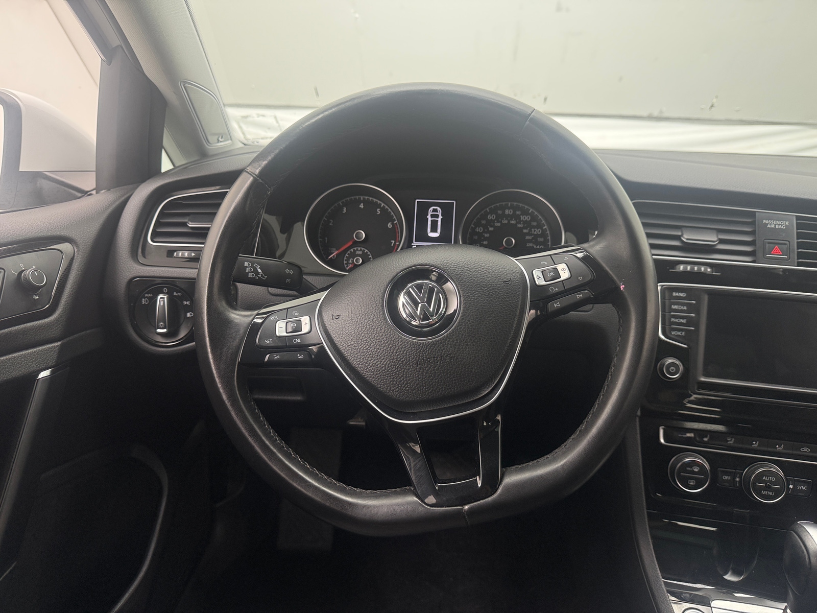 Thumbnail: 2017 Volkswagen e-Golf - 5