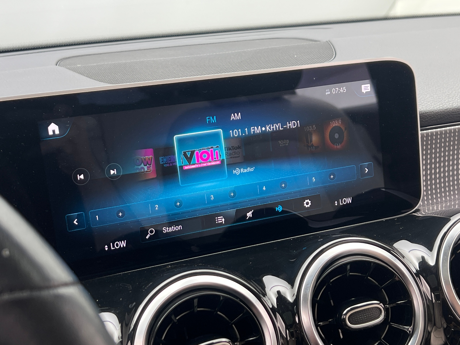 Thumbnail: 2021 Mercedes-Benz GLB - 3