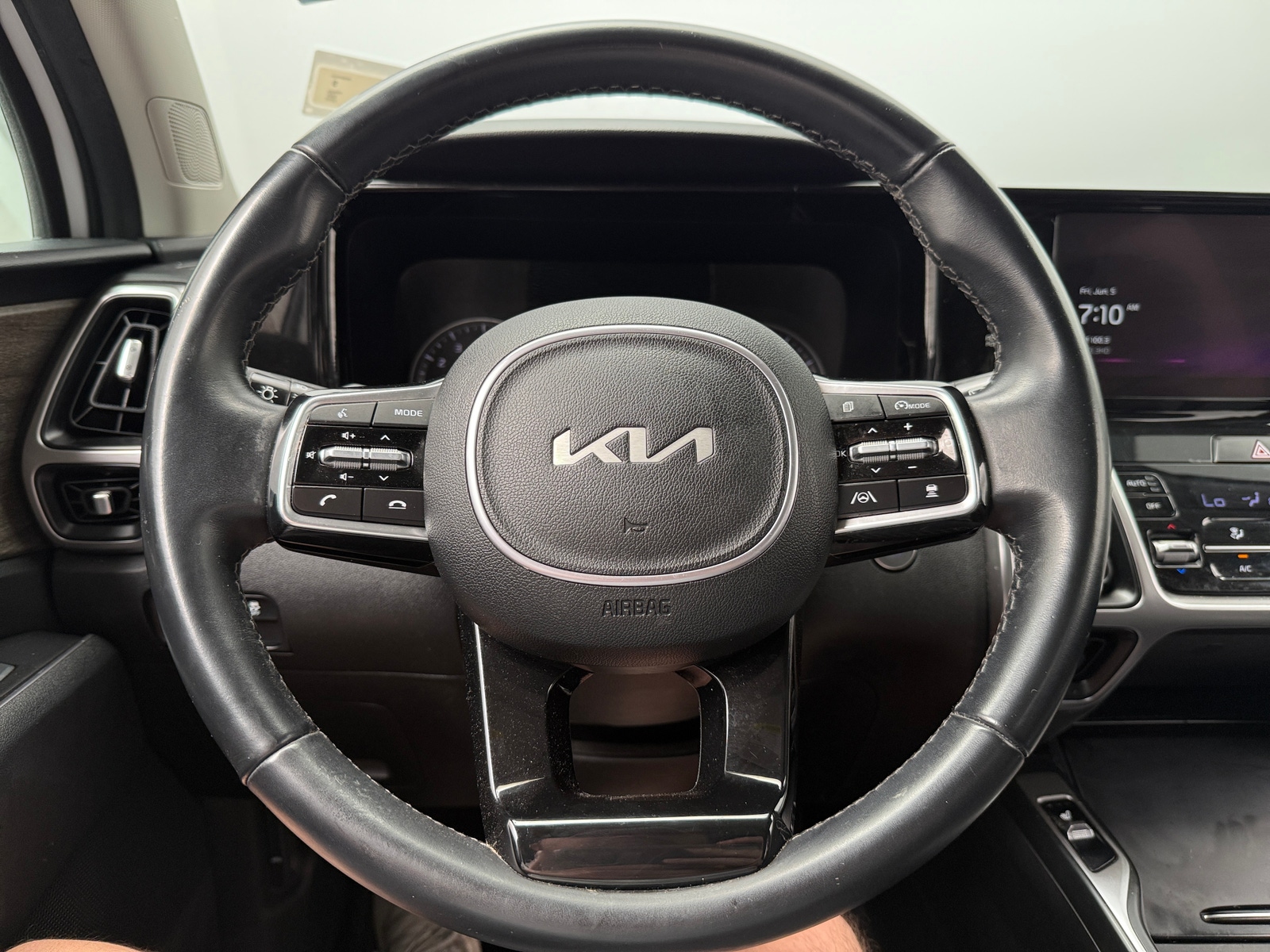 Thumbnail: 2023 Kia Sorento - 4