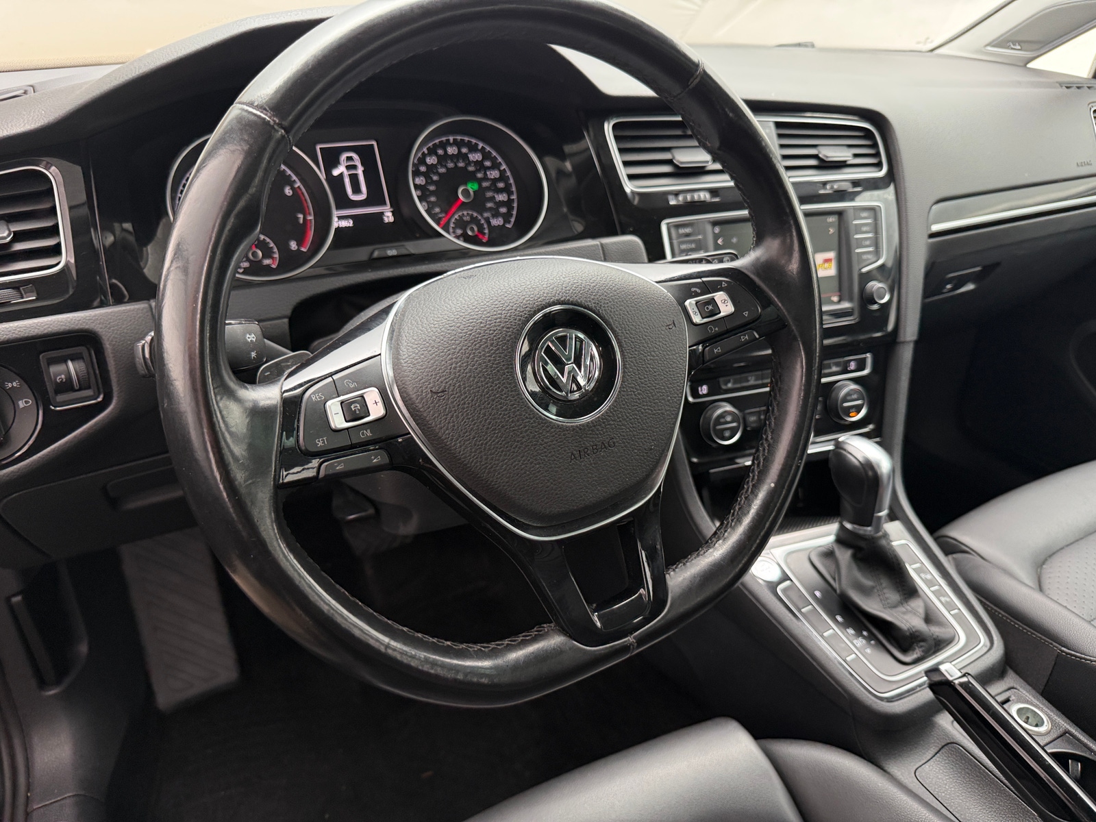 Thumbnail: 2016 Volkswagen e-Golf - 4