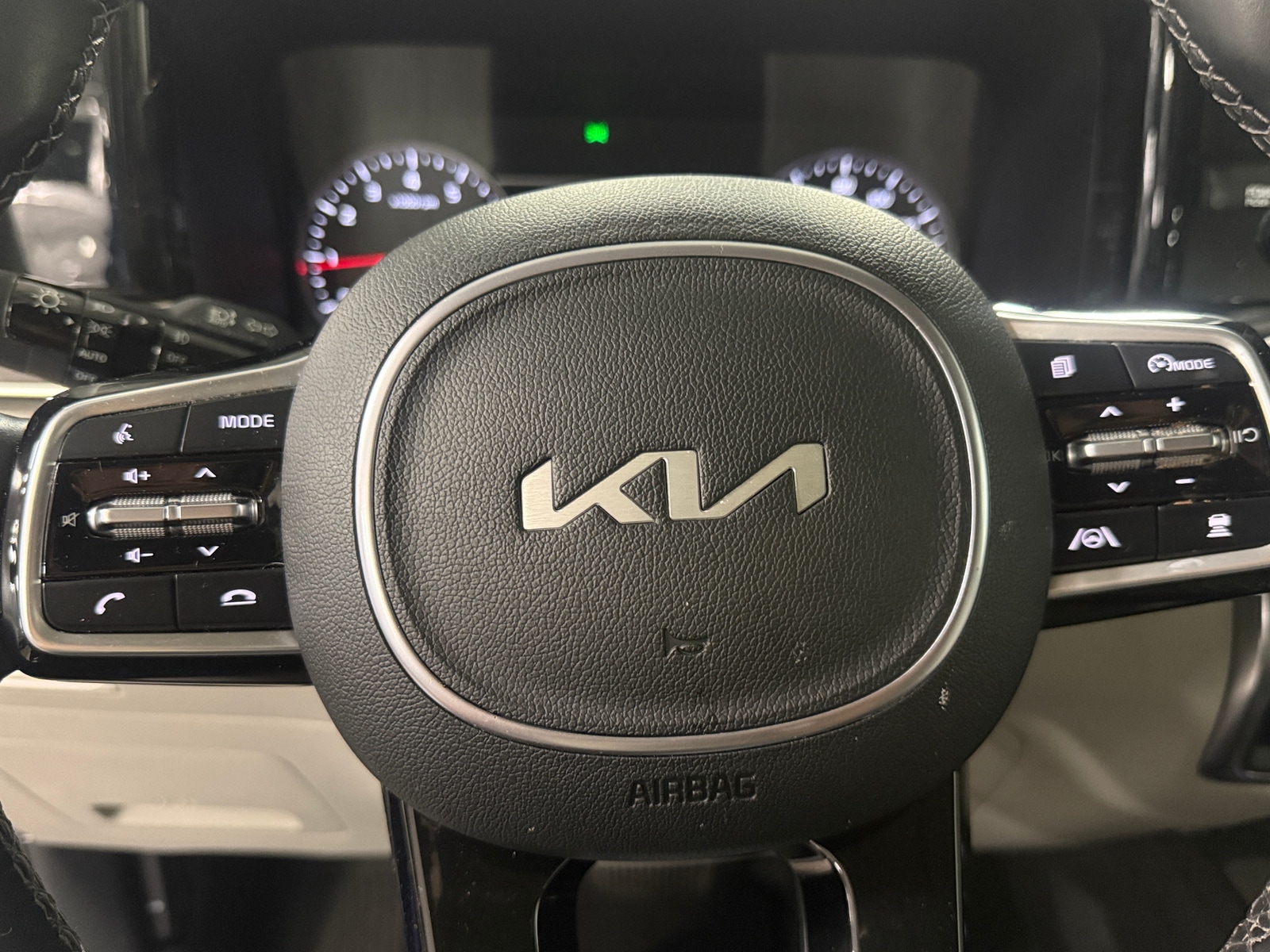 Thumbnail: 2023 Kia Sorento - 4