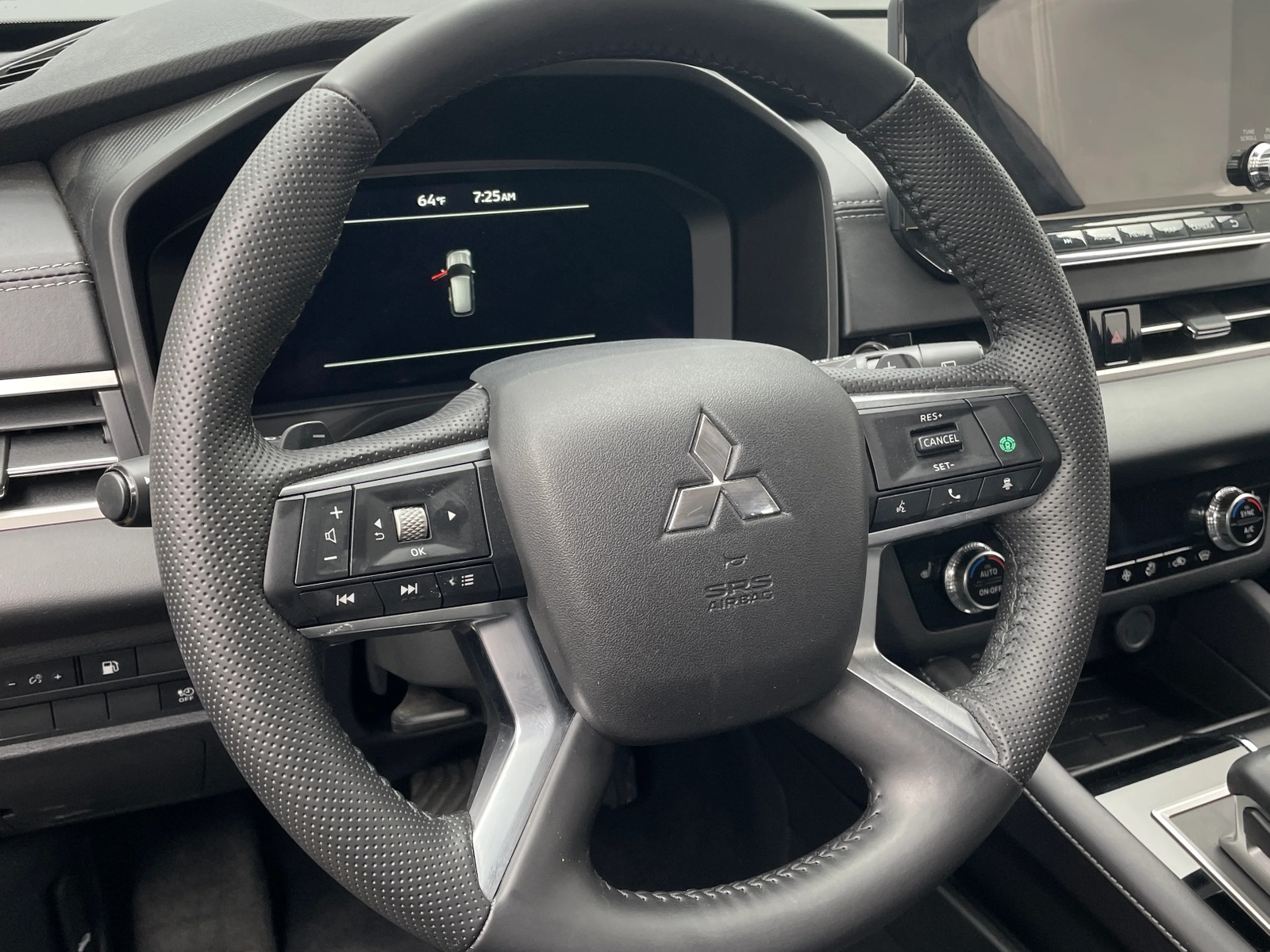 Thumbnail: 2025 Mitsubishi Outlander - 4