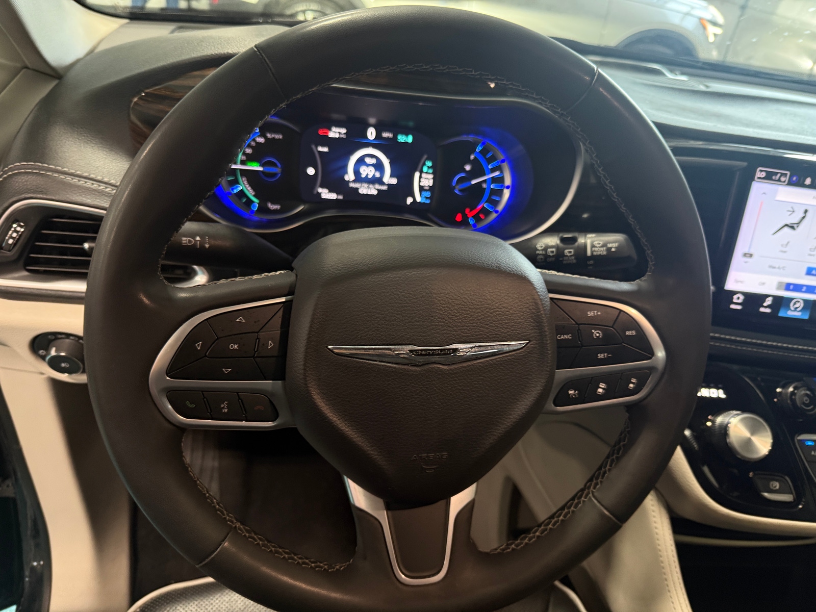 Thumbnail: 2023 Chrysler Pacifica - 4