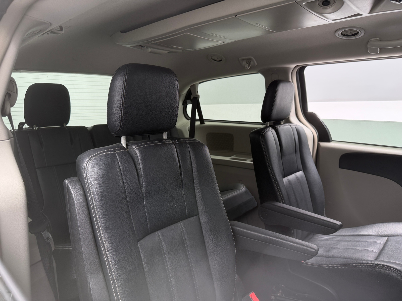 Thumbnail: 2016 Chrysler Town & Country - 5