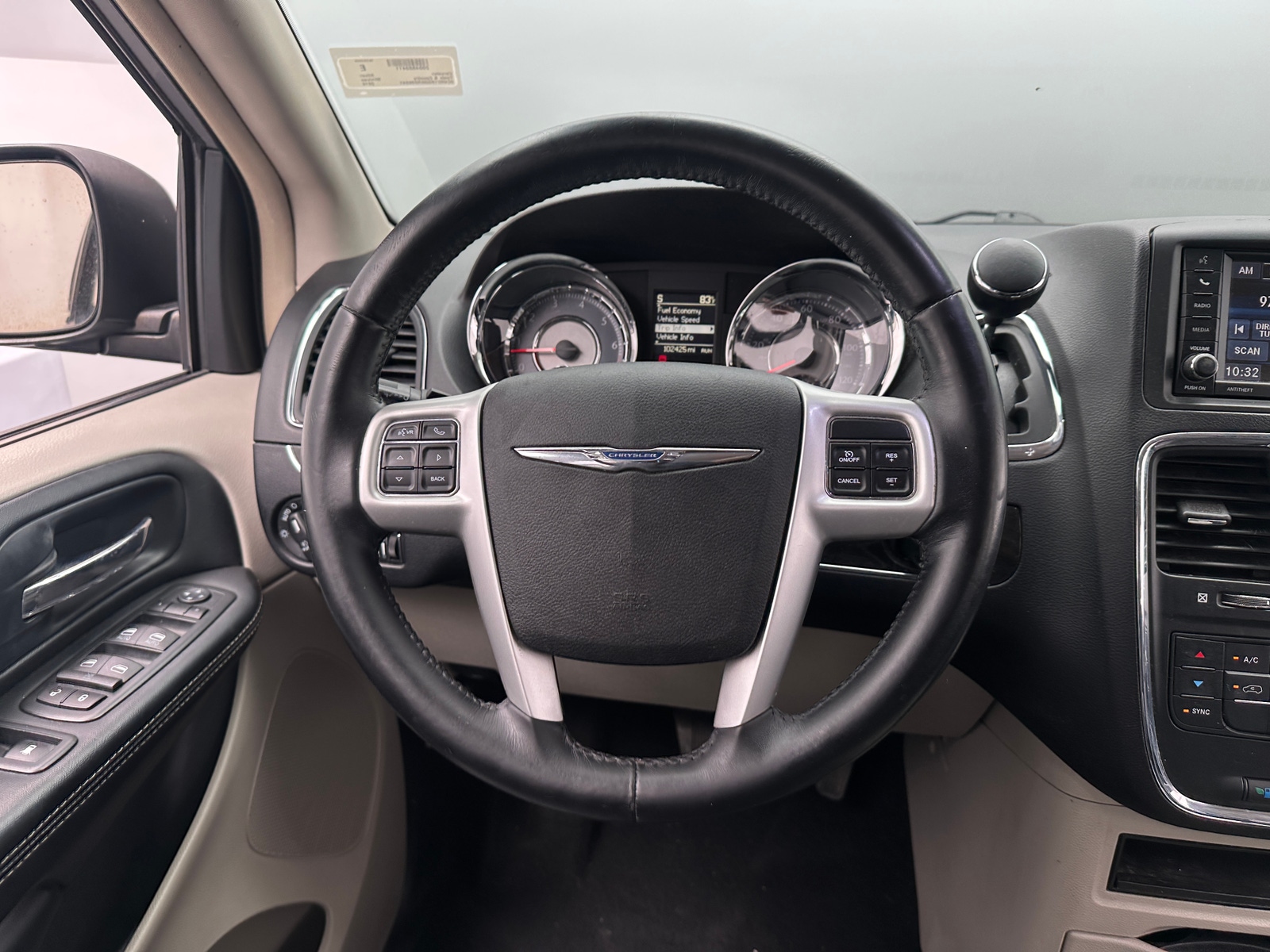 Thumbnail: 2016 Chrysler Town & Country - 4