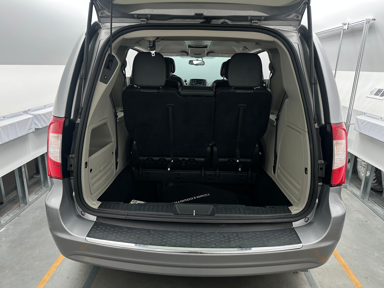 Thumbnail: 2016 Chrysler Town & Country - 6