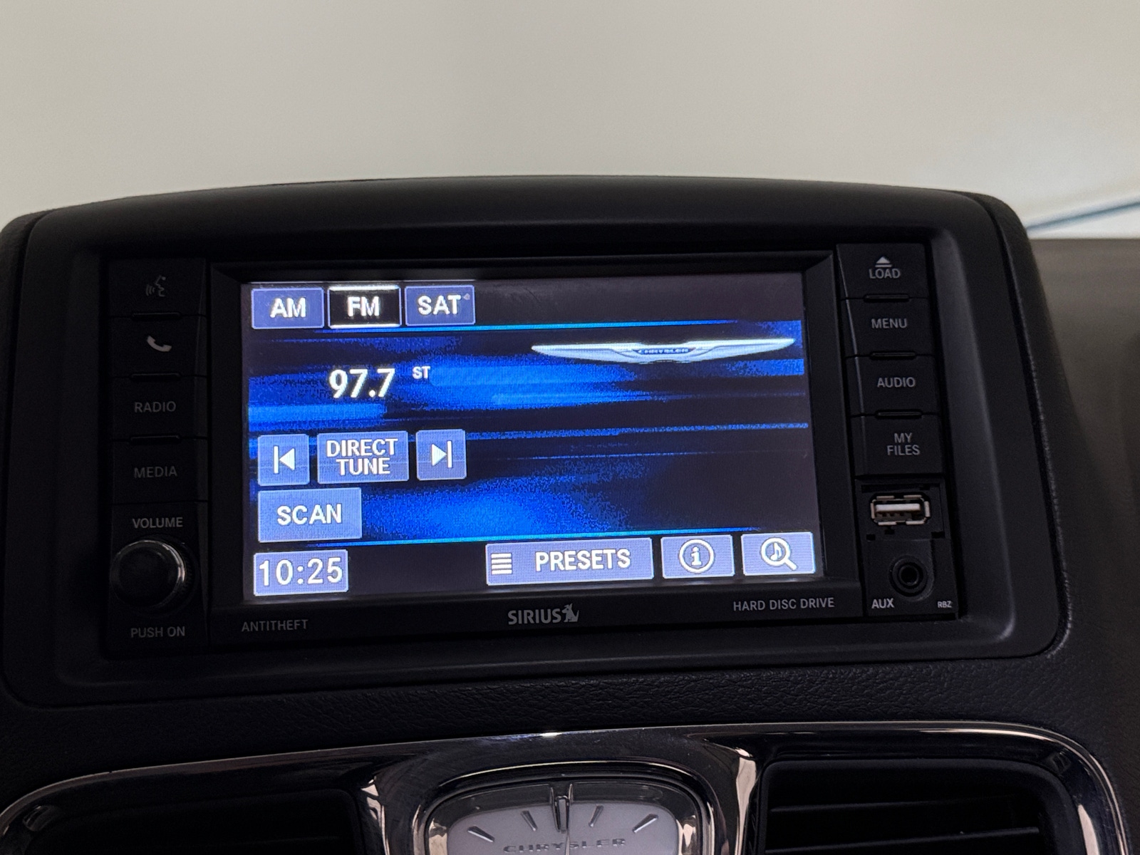 Thumbnail: 2016 Chrysler Town & Country - 3