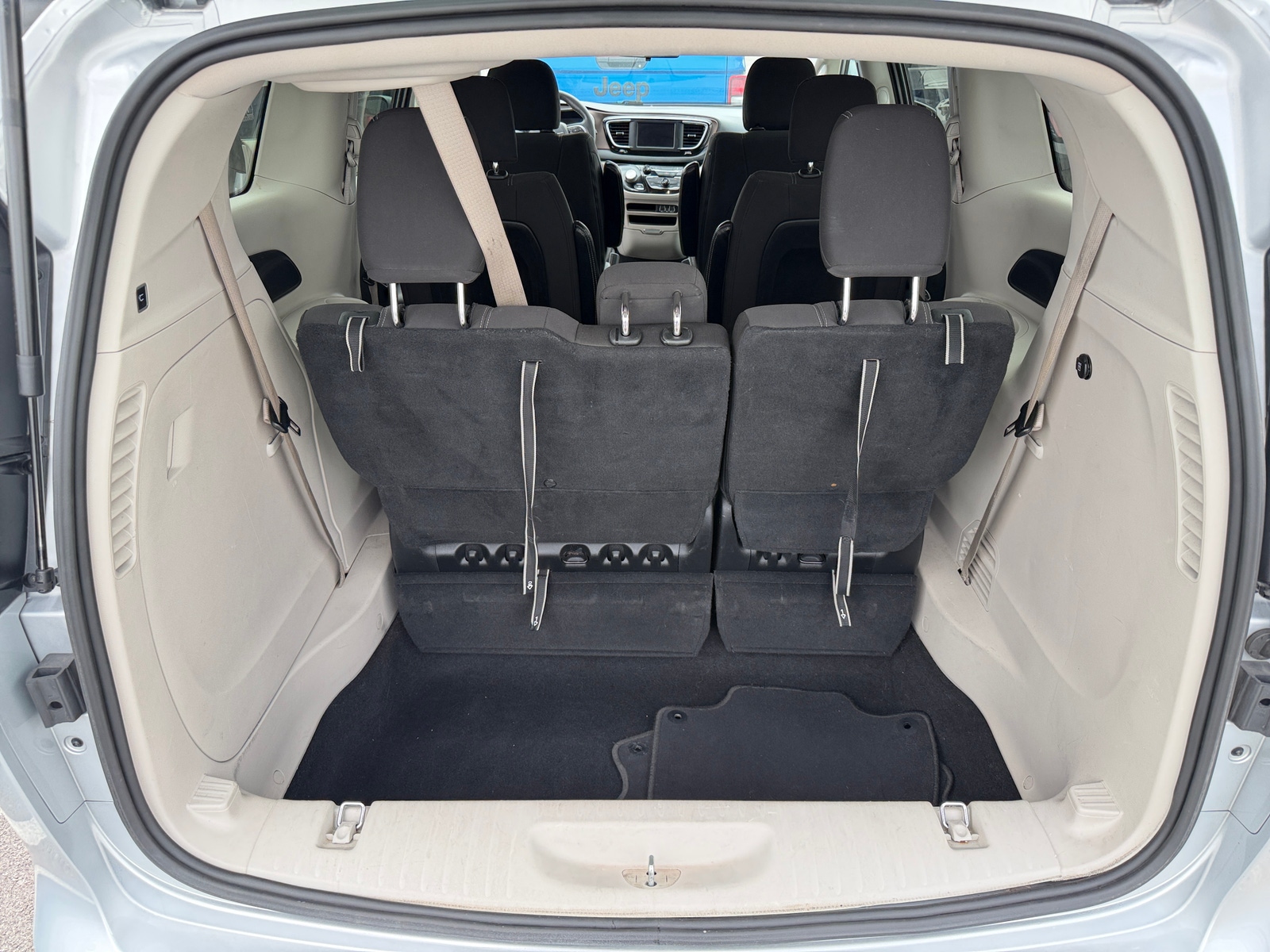 Thumbnail: 2020 Chrysler Voyager - 7