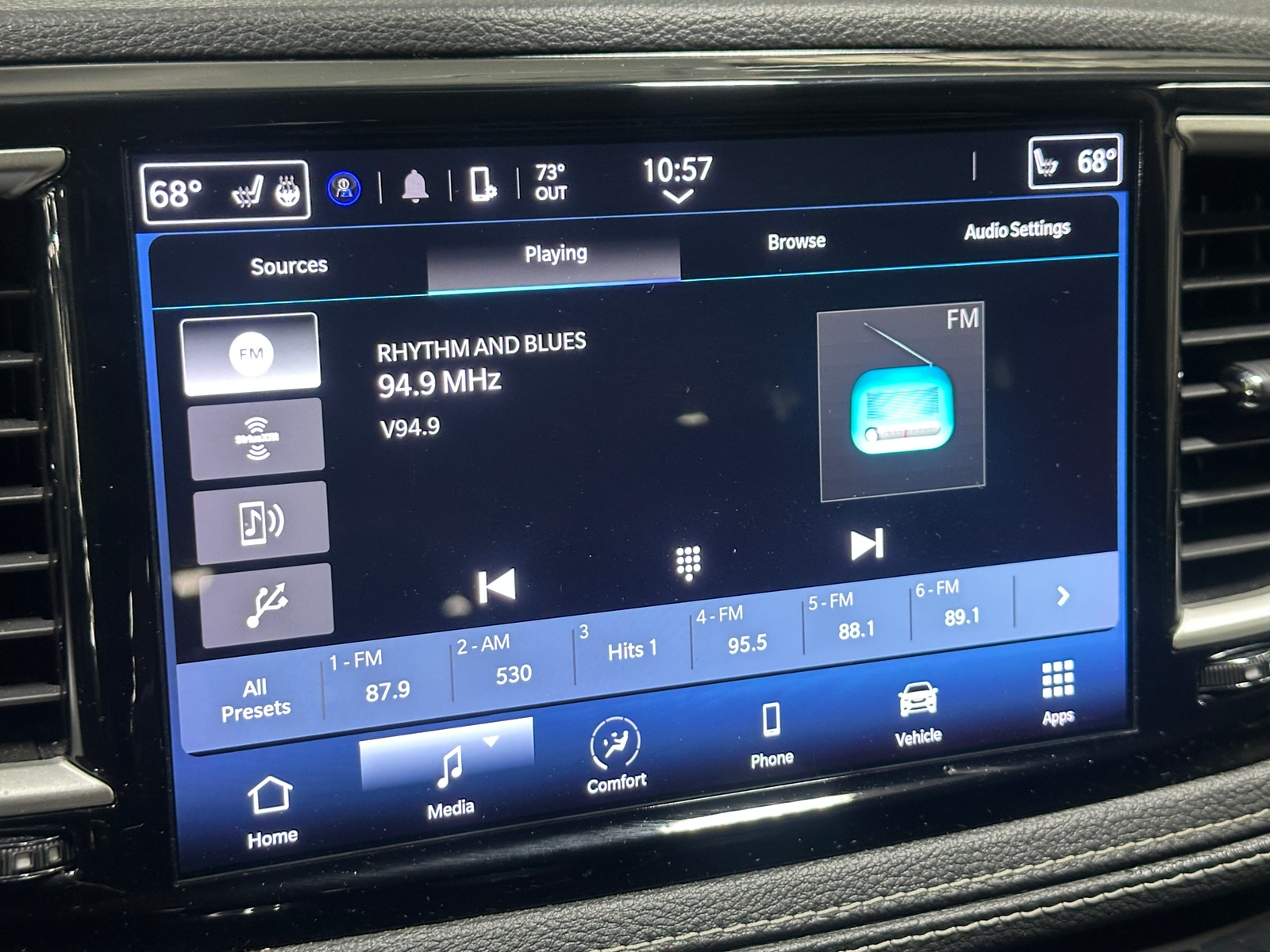 Thumbnail: 2023 Chrysler Pacifica - 4