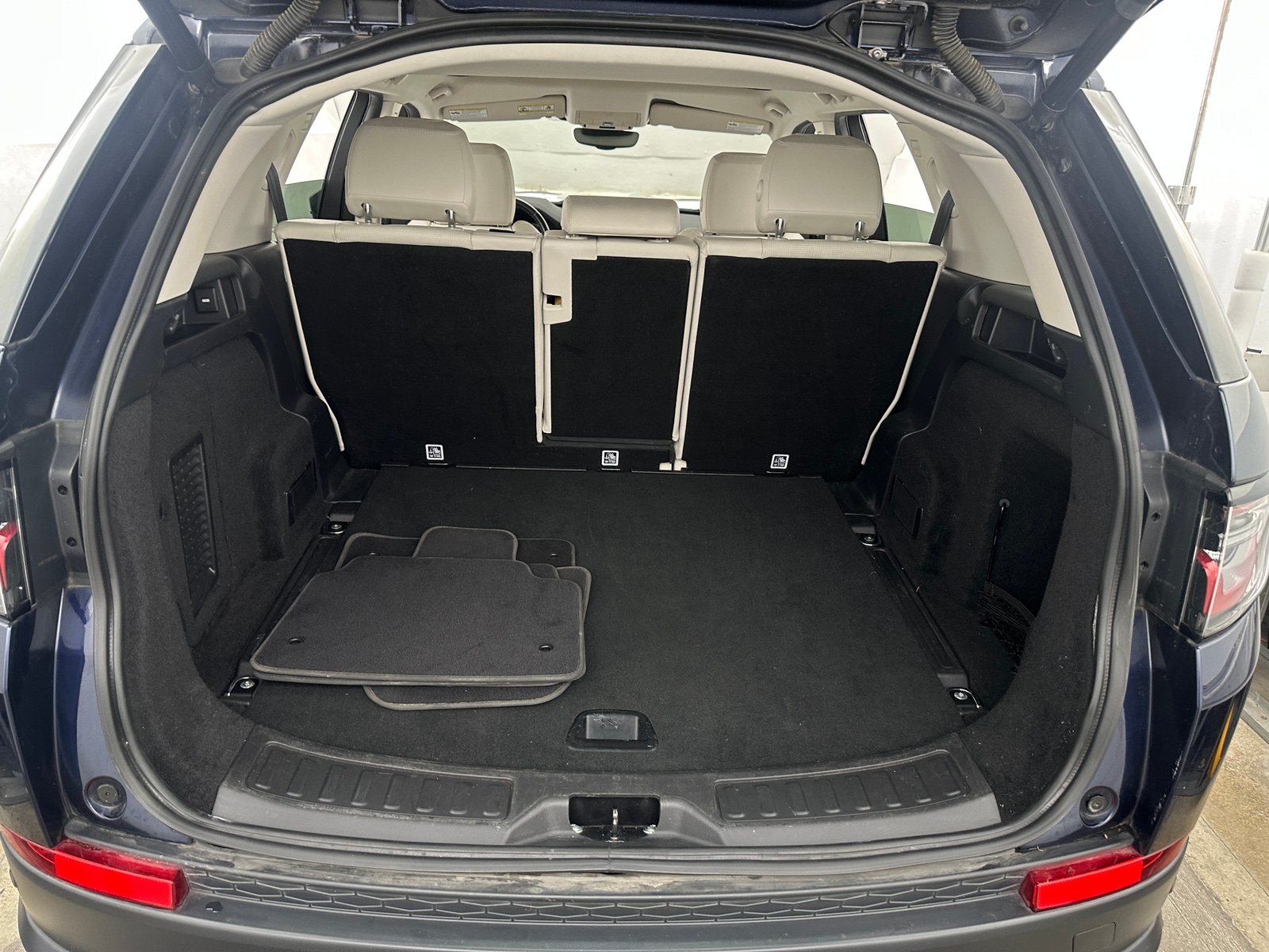 Thumbnail: 2020 Land Rover Discovery Sport - 6