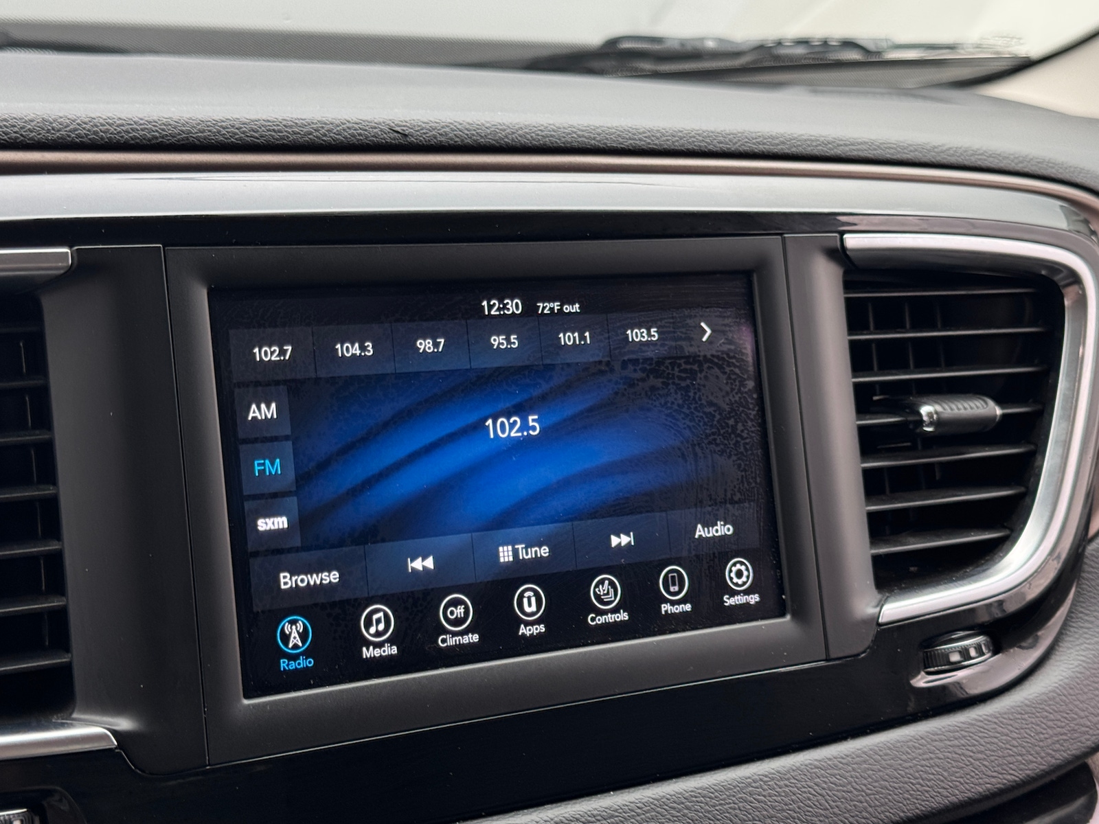 Thumbnail: 2018 Chrysler Pacifica - 3