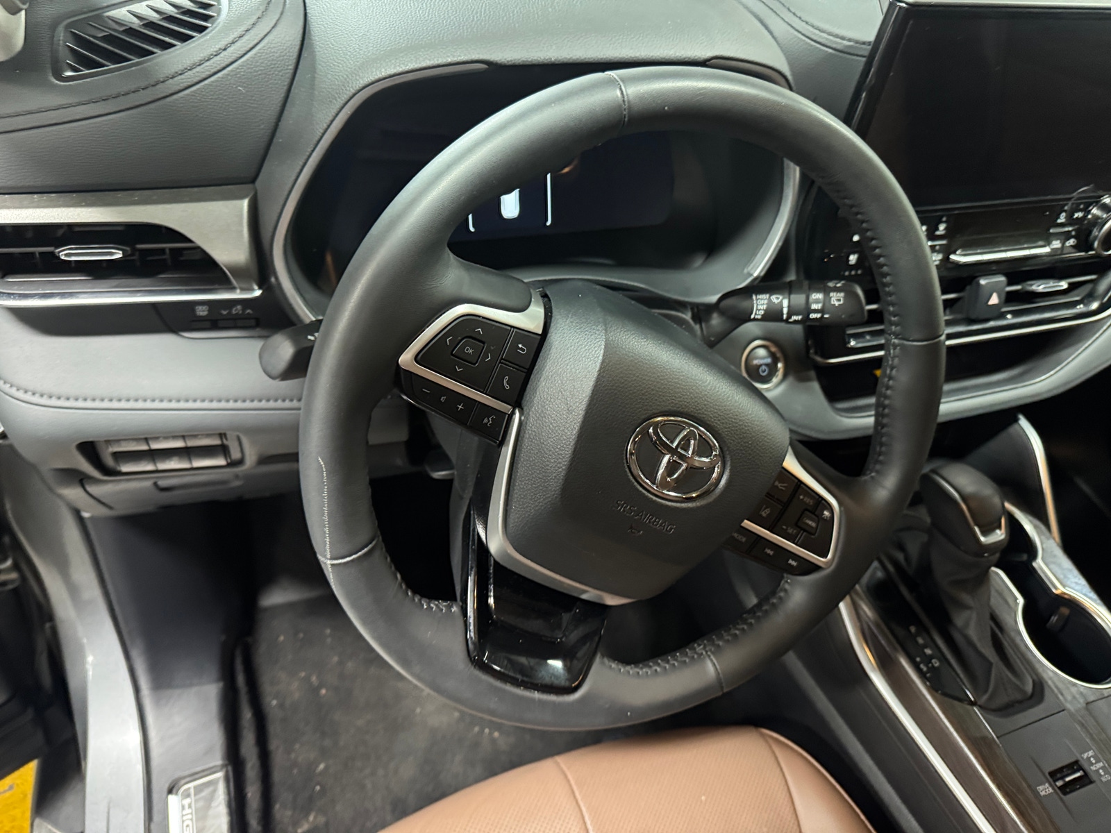 Thumbnail: 2025 Toyota Highlander - 4