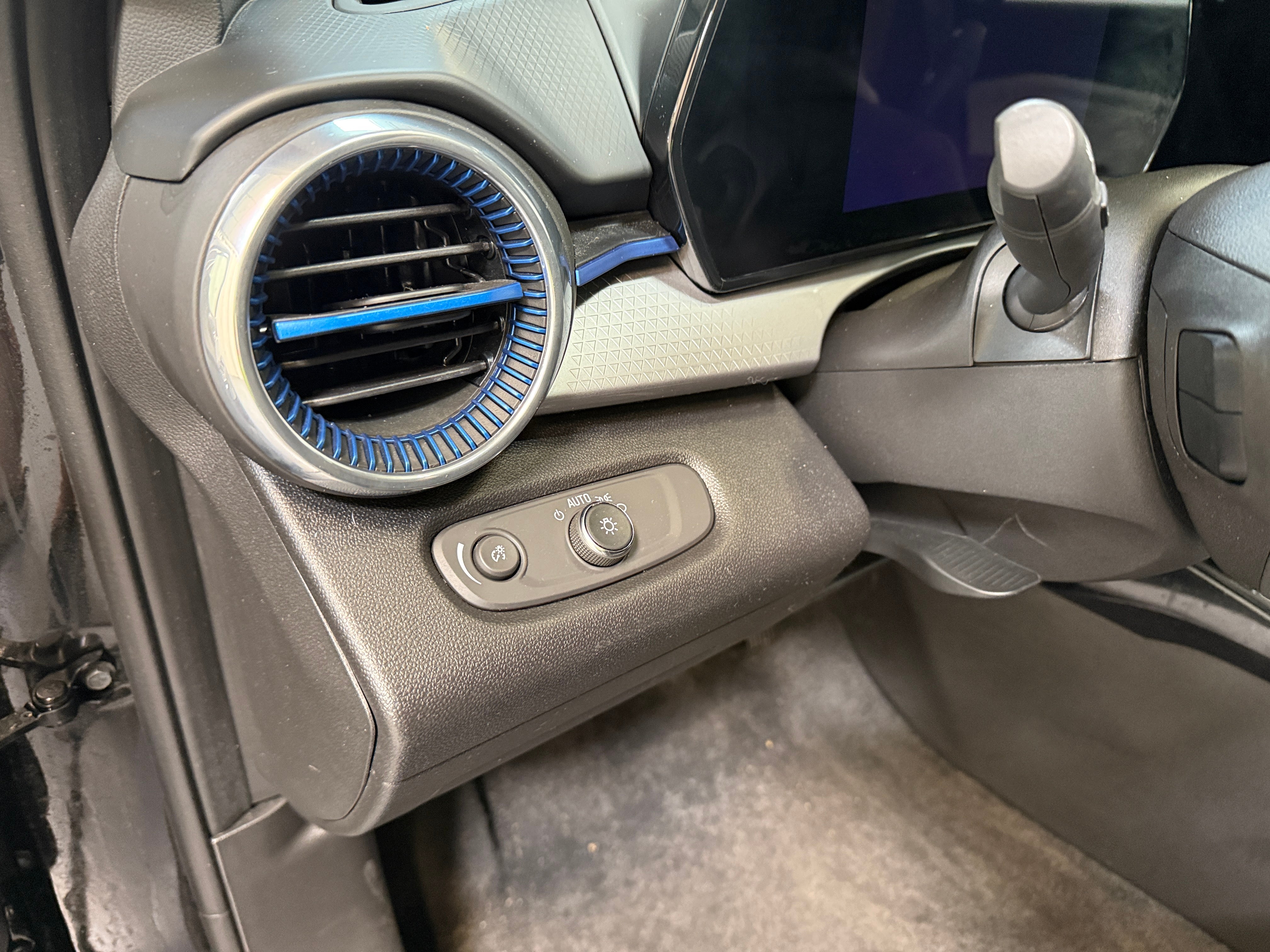 2025 Chevrolet Trax LT - Photo 9