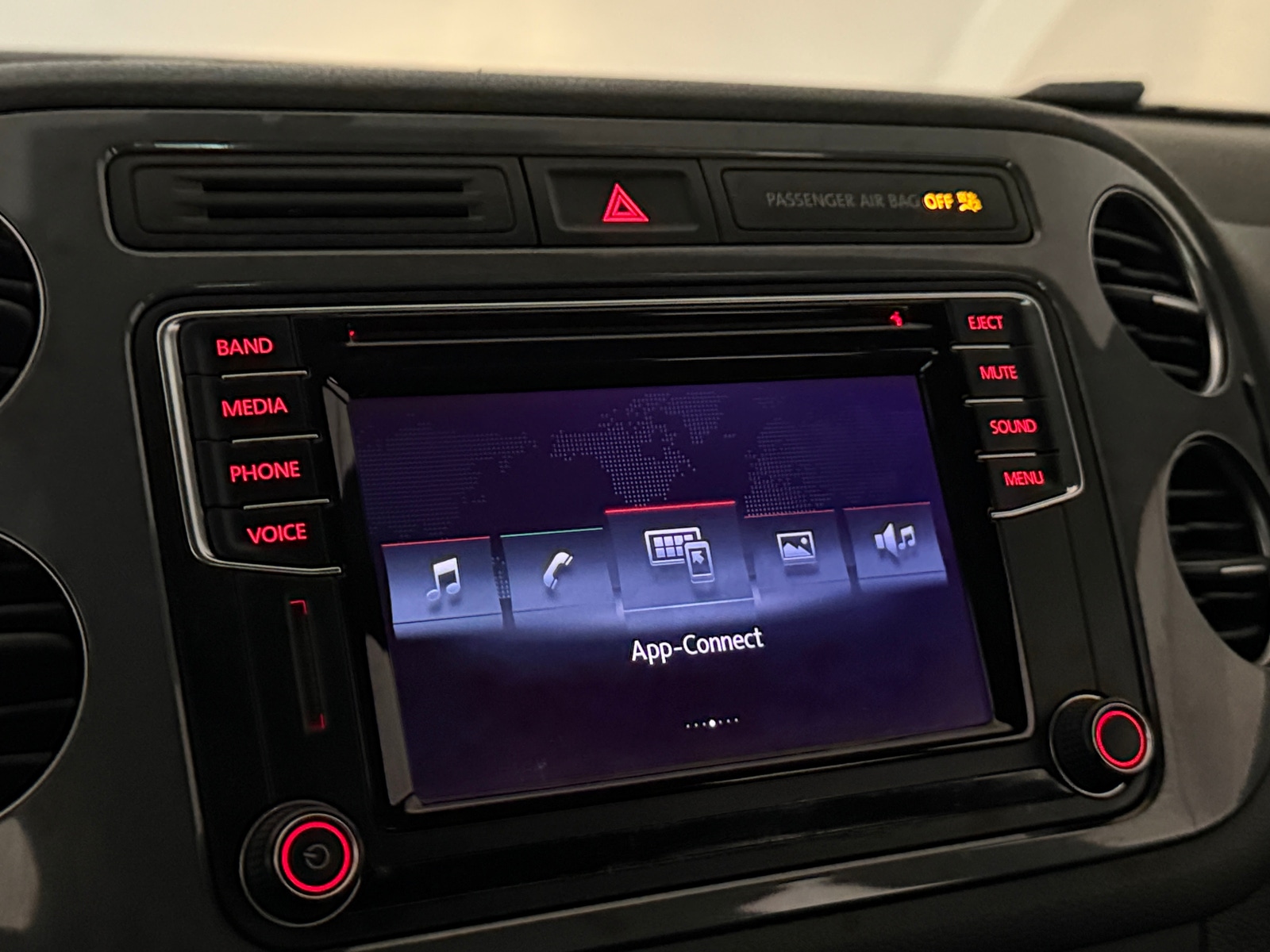 Thumbnail: 2016 Volkswagen Tiguan - 4