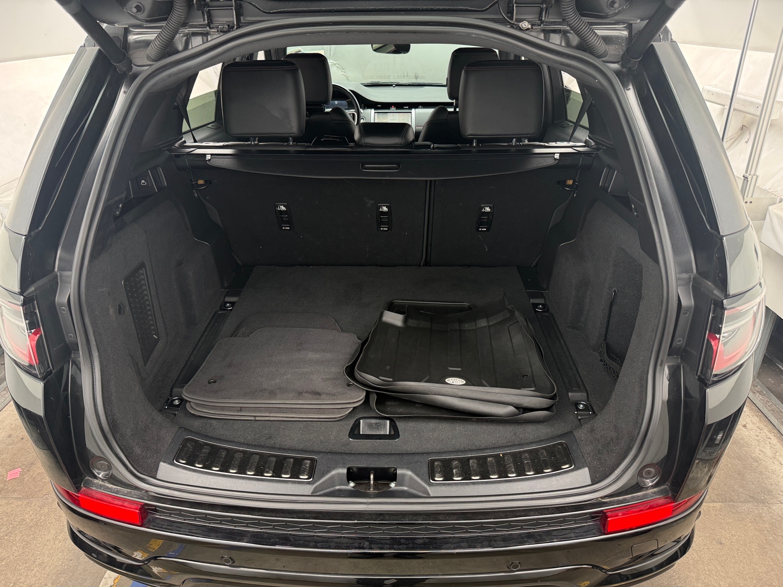 Thumbnail: 2023 Land Rover Discovery Sport - 6